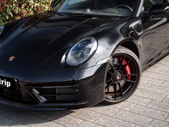 Porsche 911 view 8