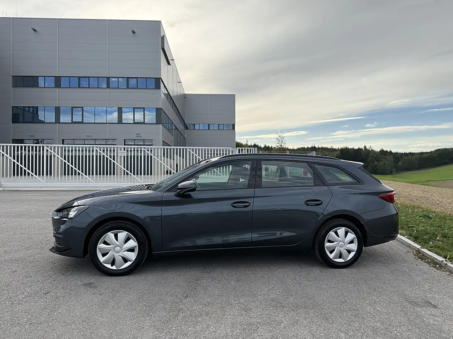 SEAT Leon 2.0 TDI Reference *1.HAND*LED*NAVI*MWst* Silber - 2