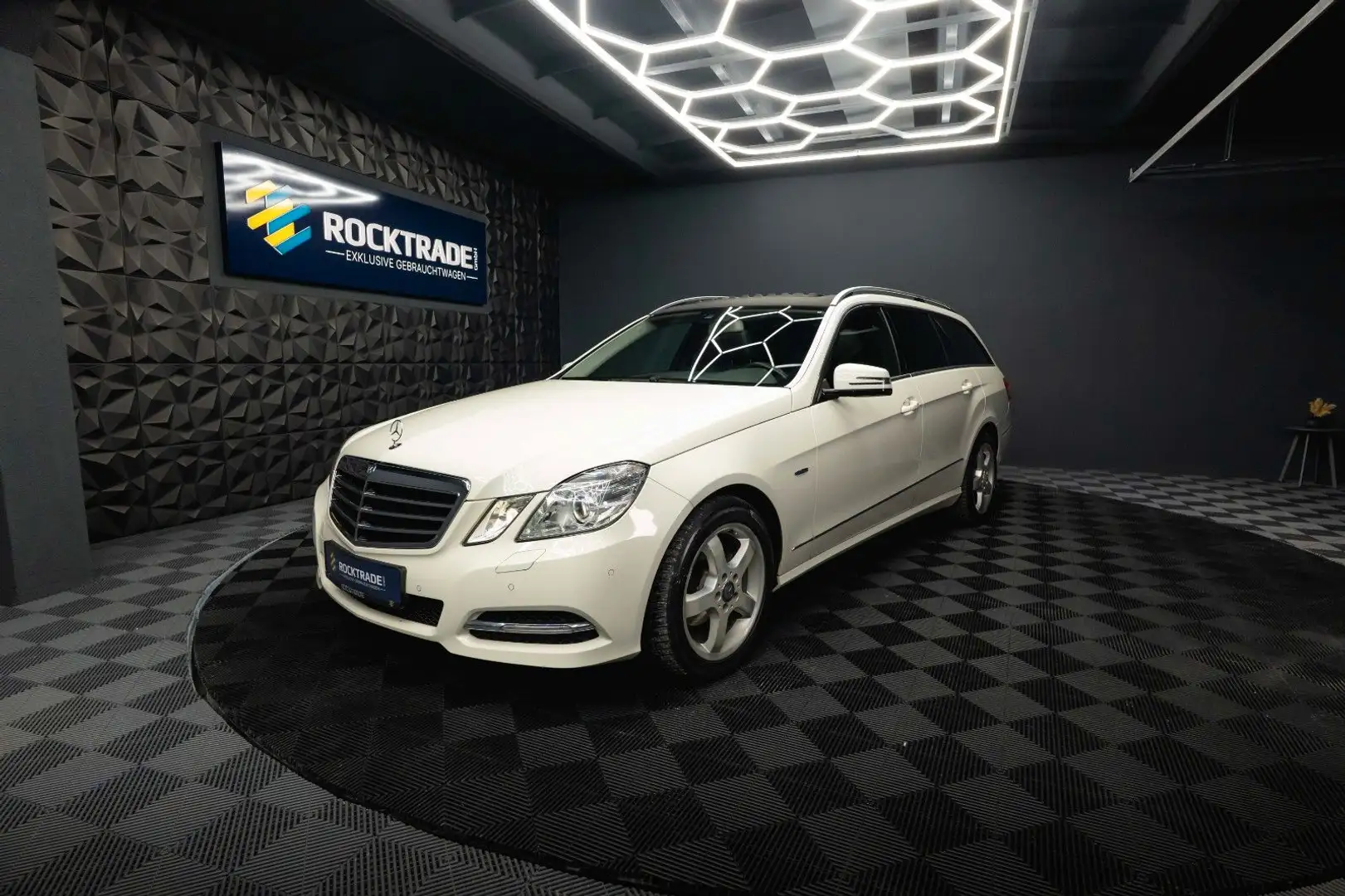 Mercedes-Benz E 220 T CDI BlueEfficiency Avantgarde *Bi-Xenon* Weiß - 1