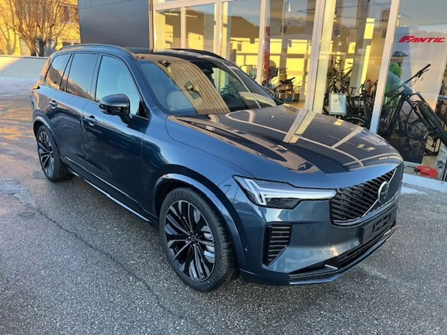 Volvo XC90 XC90 T8 AWD PHEV 18,8kWh Plus Dark Blau - 1
