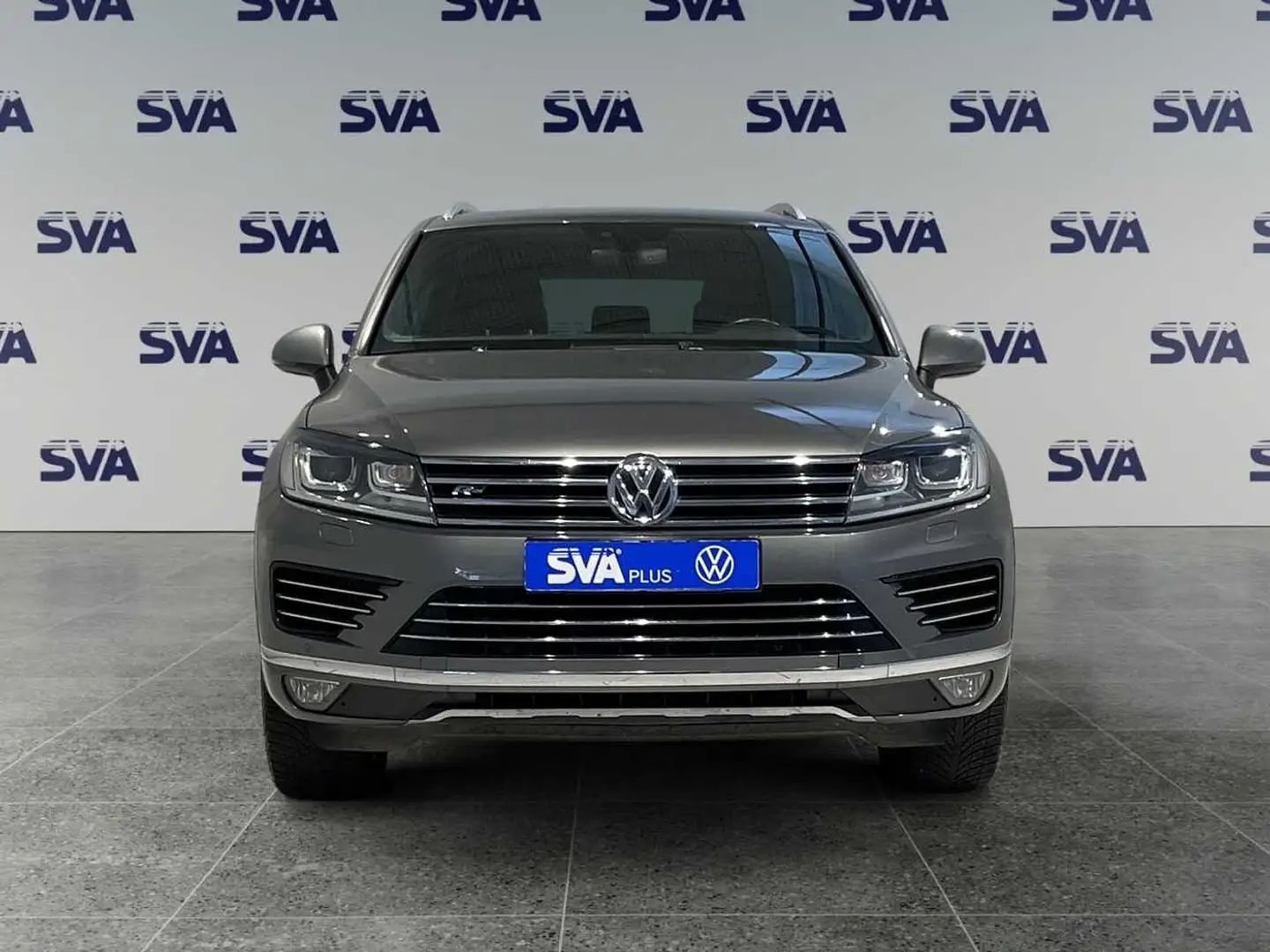Volkswagen Touareg 3.0TDI 204CV tiptronic AWD Executive R-LINE Grau - 2