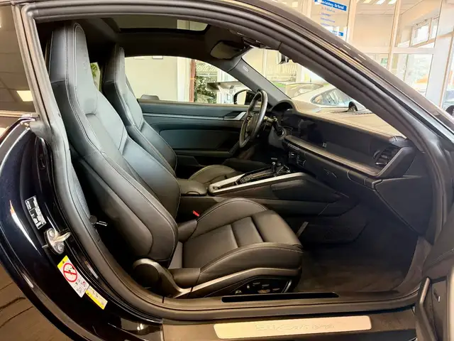 Porsche 911 view 12