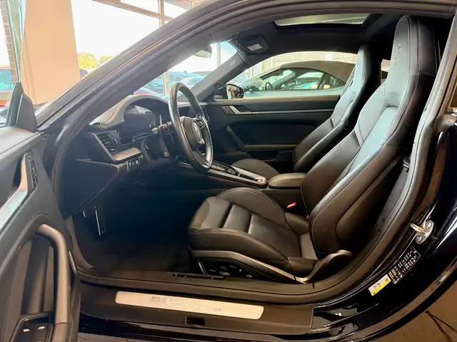Porsche 911 view 11
