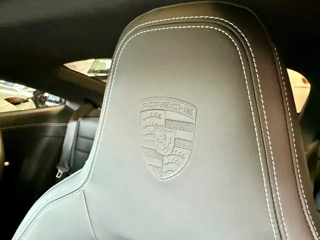 Porsche 911 view 9