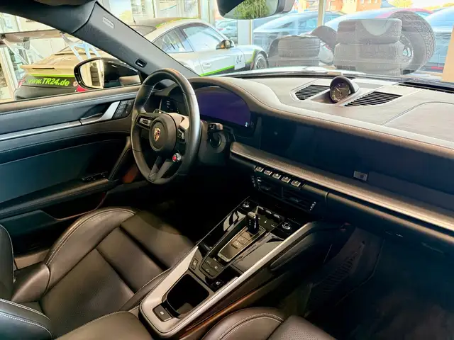 Porsche 911 view 13