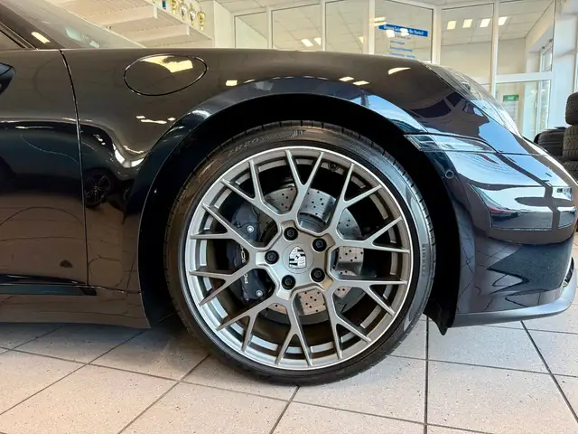 Porsche 911 view 8