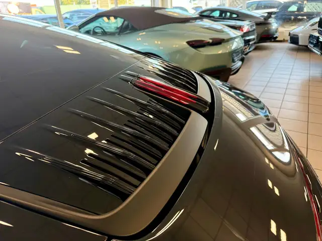 Porsche 911 view 7