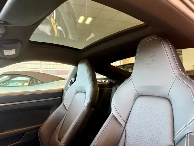 Porsche 911 view 10