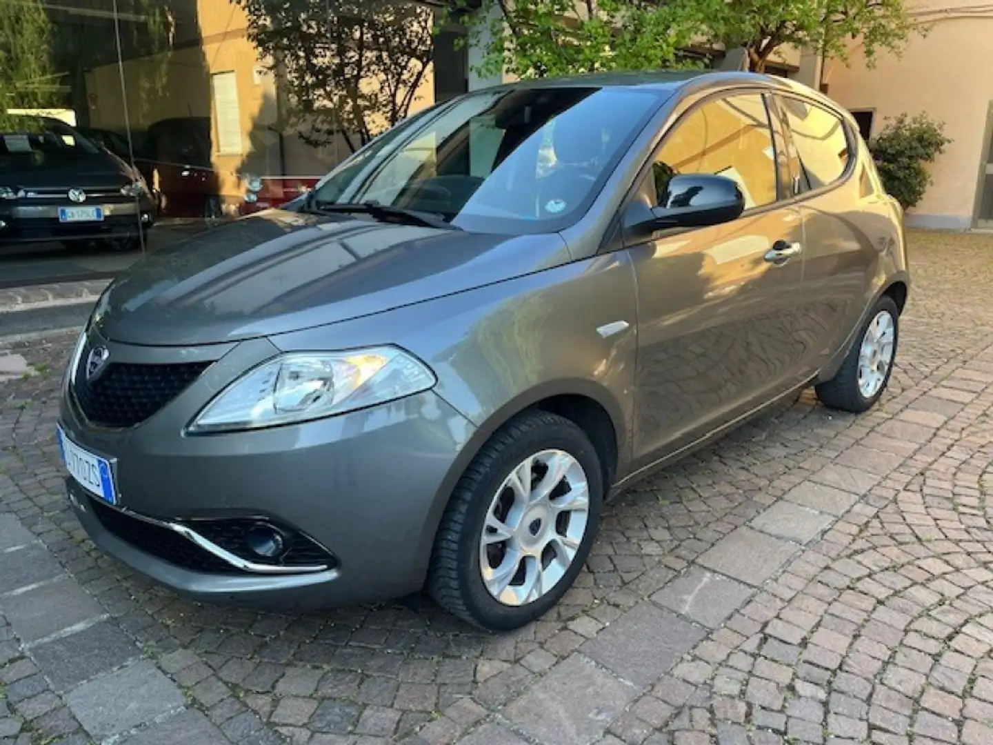 Lancia Ypsilon 1.3 MJT 5 porte Neopatentati Gris - 1