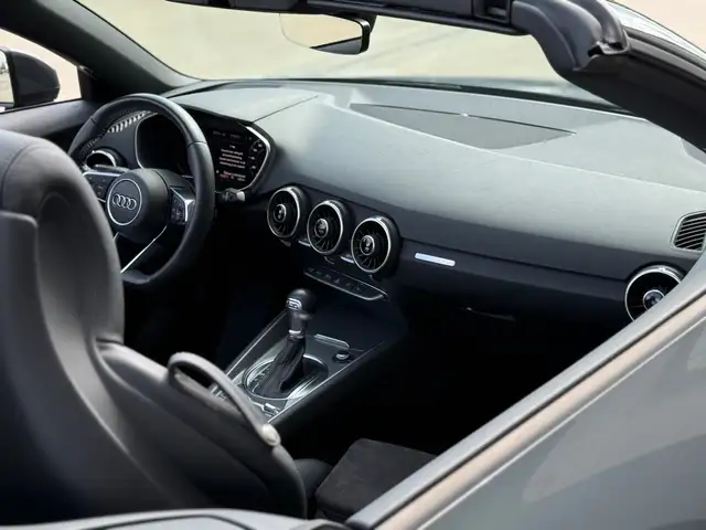 Audi TT view 28