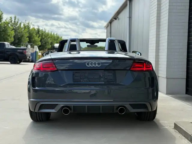Audi TT view 21