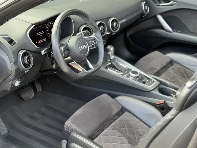 Audi TT view 24