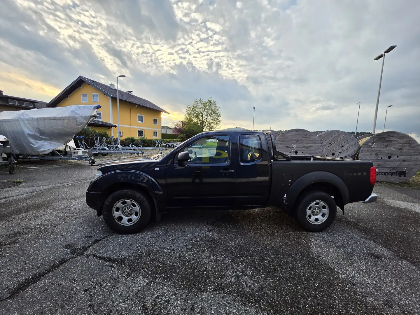 Nissan Navara King Cab Premium - 2