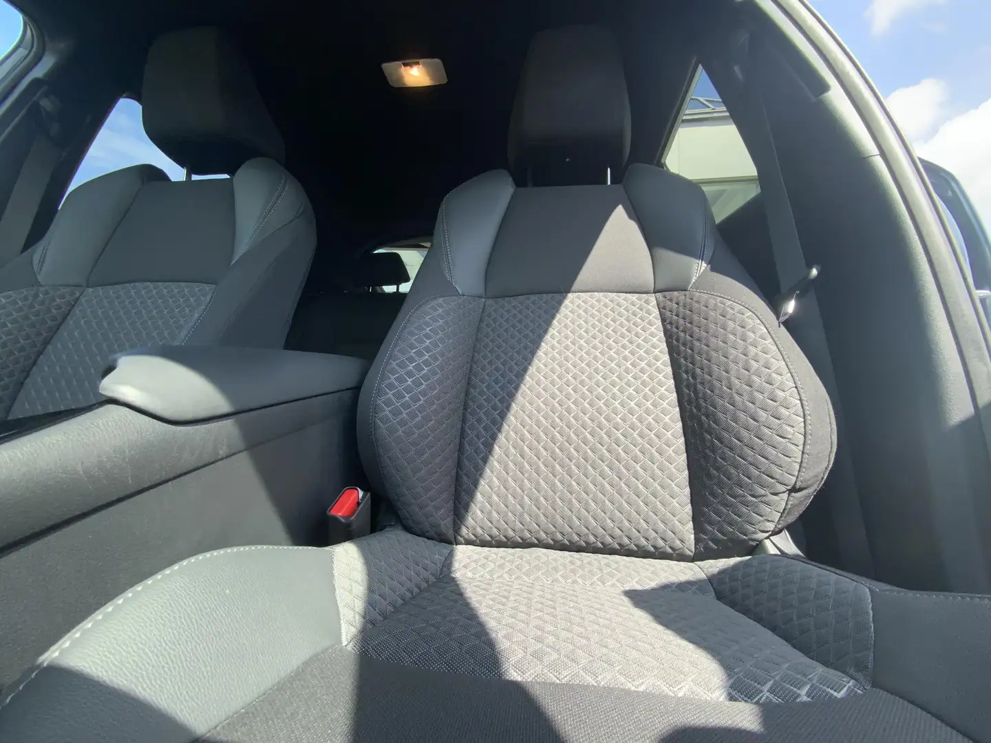 Toyota C-HR 1.8 VVT i-Hybrid C-Lub Bi-Tone E-CVT Blauw - 2