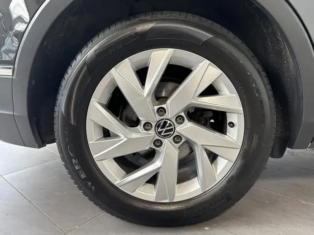 Volkswagen Tiguan view 3