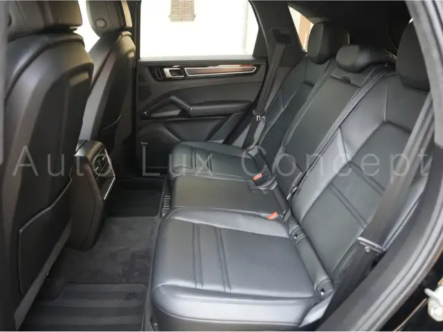 Porsche Cayenne GTS view 8