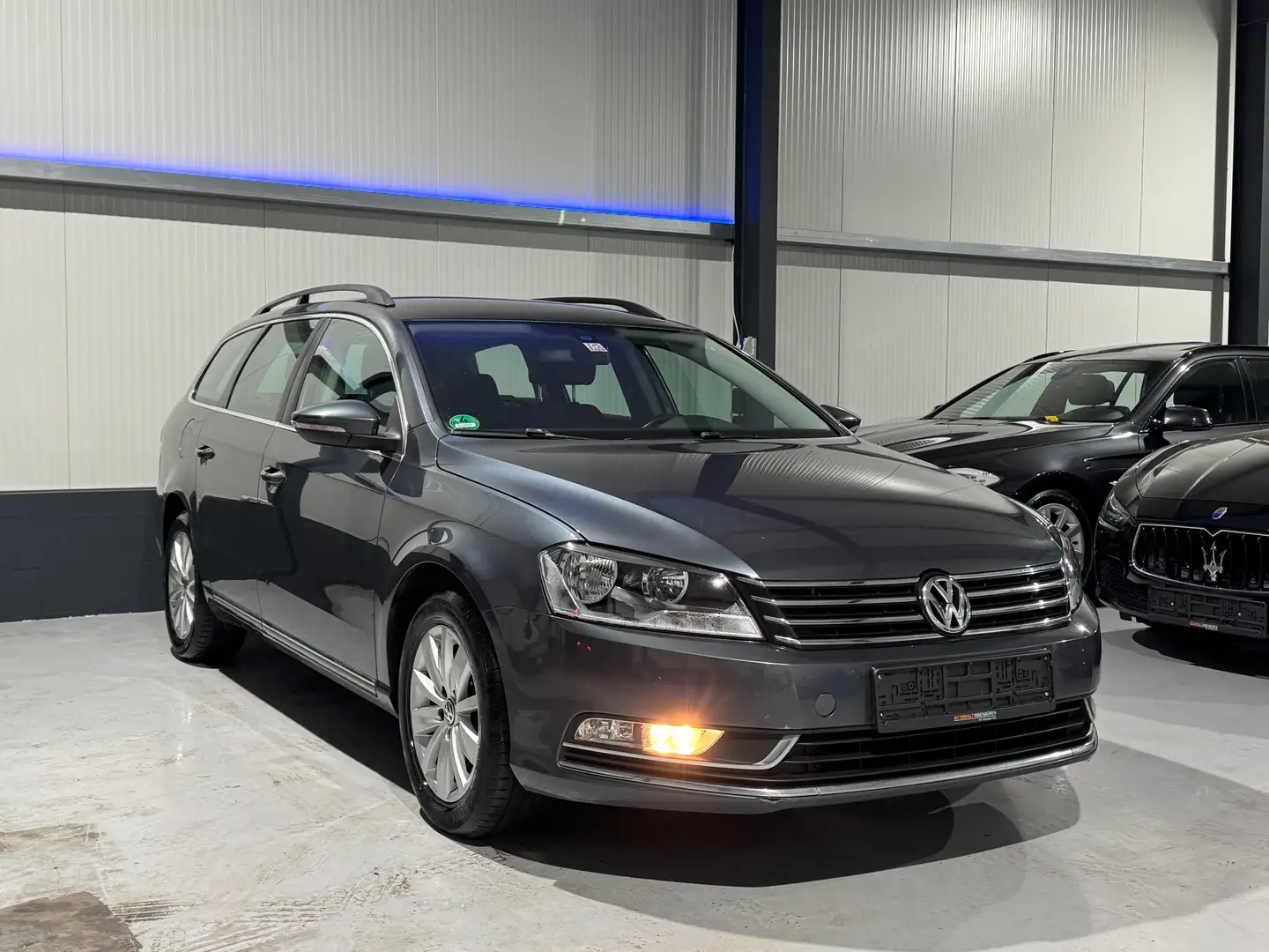 Volkswagen Passat Variant 1.6 TDI Comfortline BlueMotion NAVI AHK MFL Grau - 1
