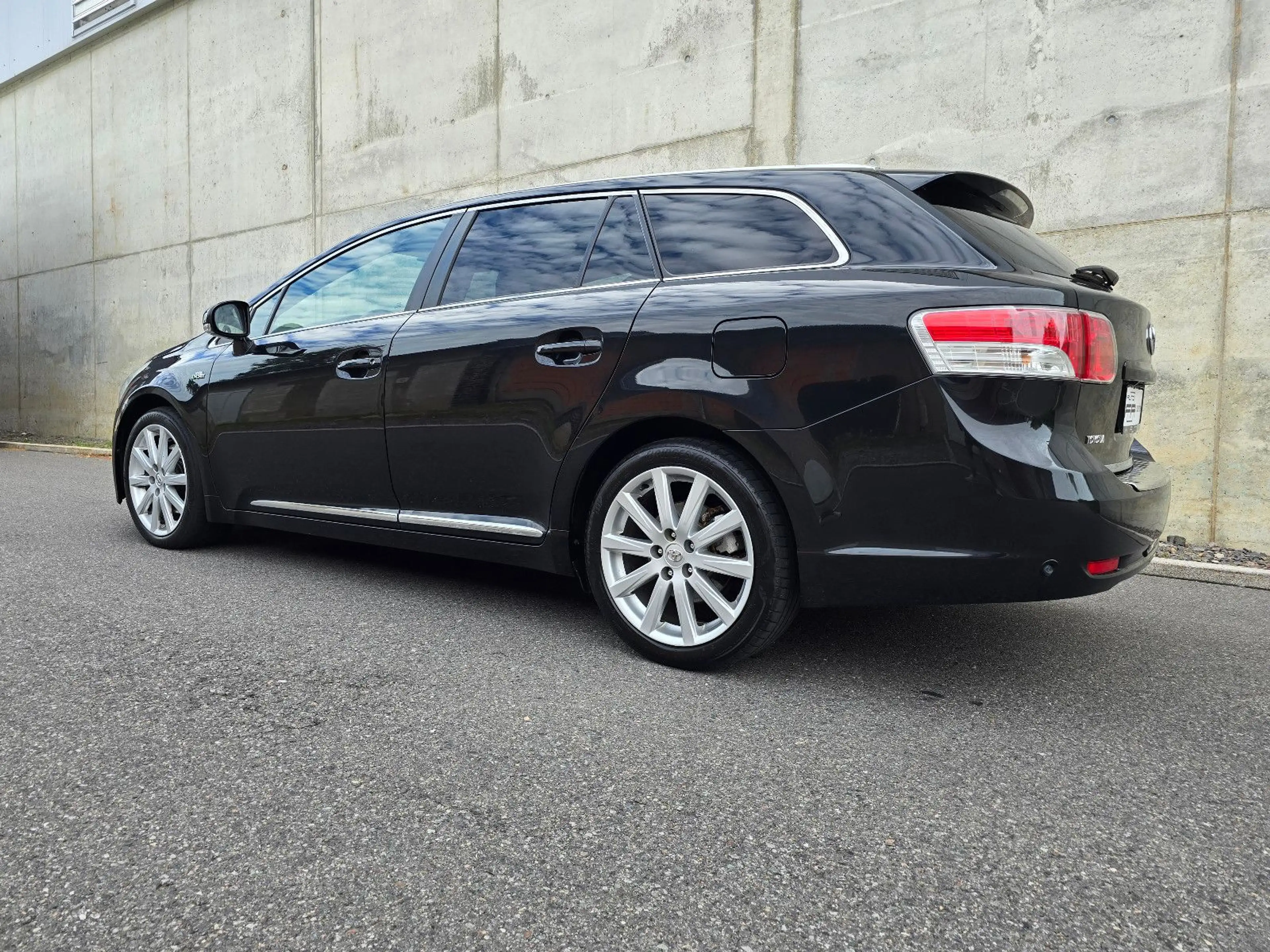 Toyota Avensis Kombi 2.2 D-4D 150PS Pano Leder Xenon — photo 10