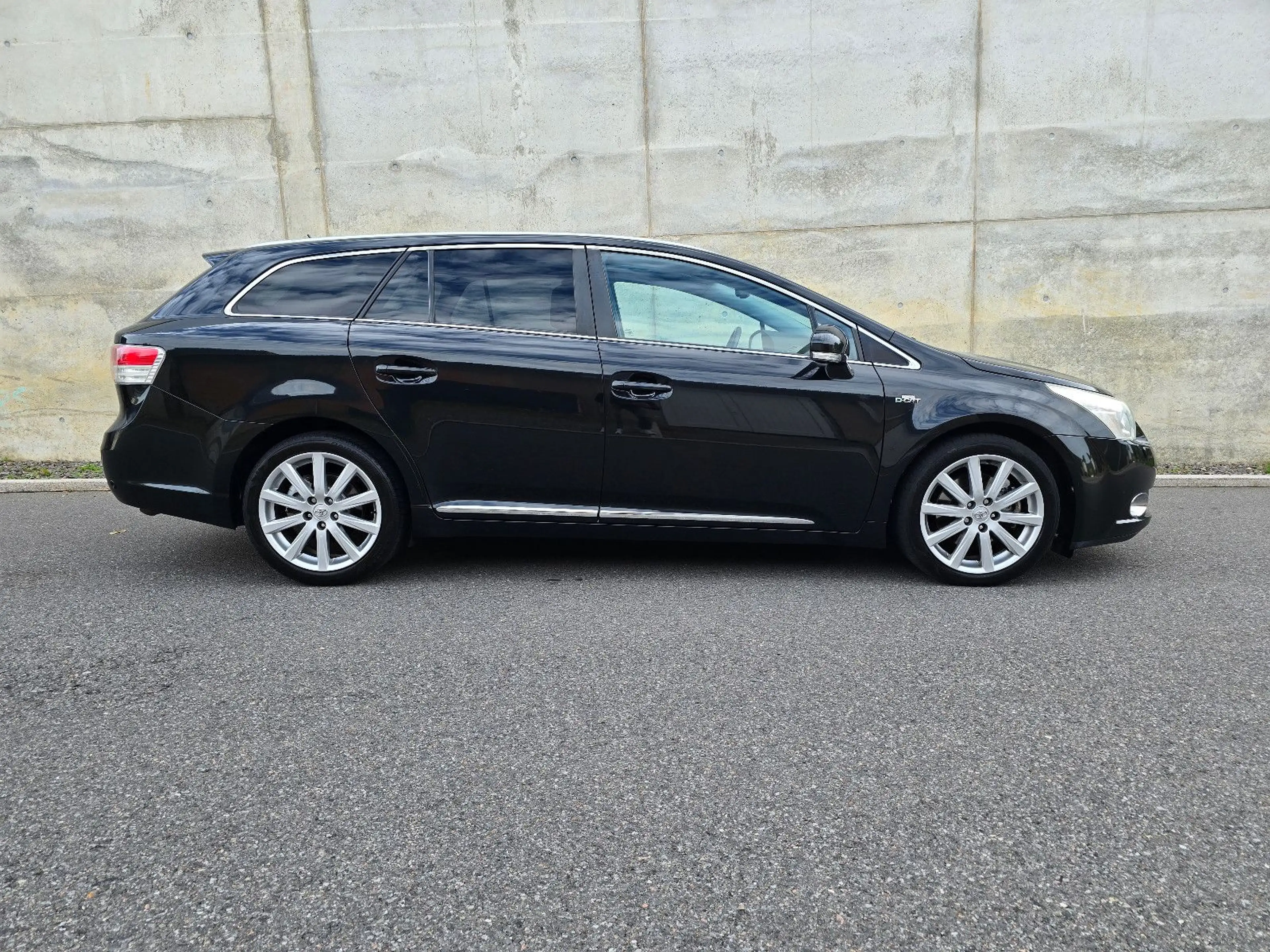Toyota Avensis Kombi 2.2 D-4D 150PS Pano Leder Xenon — photo 15