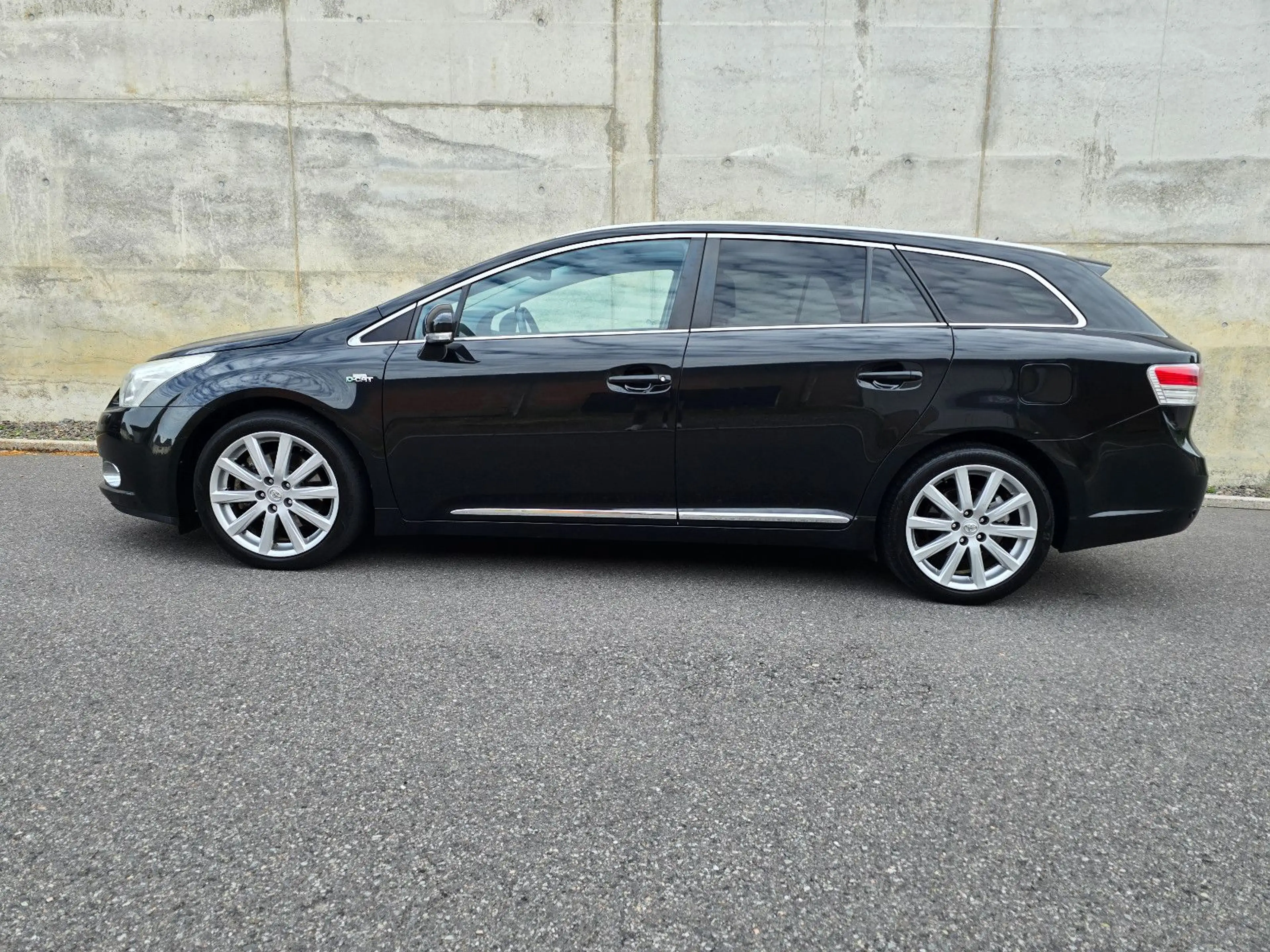 Toyota Avensis Kombi 2.2 D-4D 150PS Pano Leder Xenon — photo 8