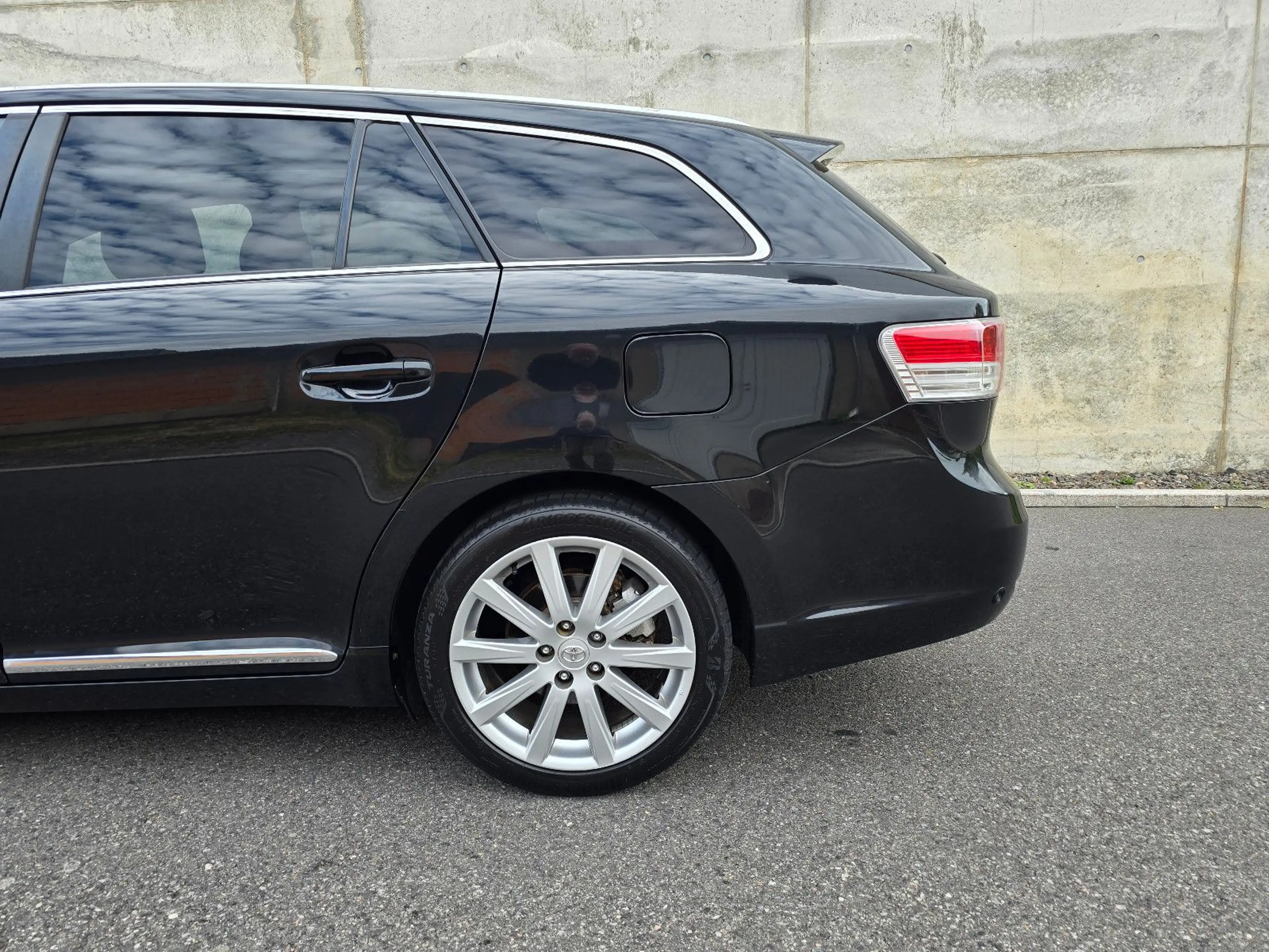 Toyota Avensis Kombi 2.2 D-4D 150PS Pano Leder Xenon — photo 9