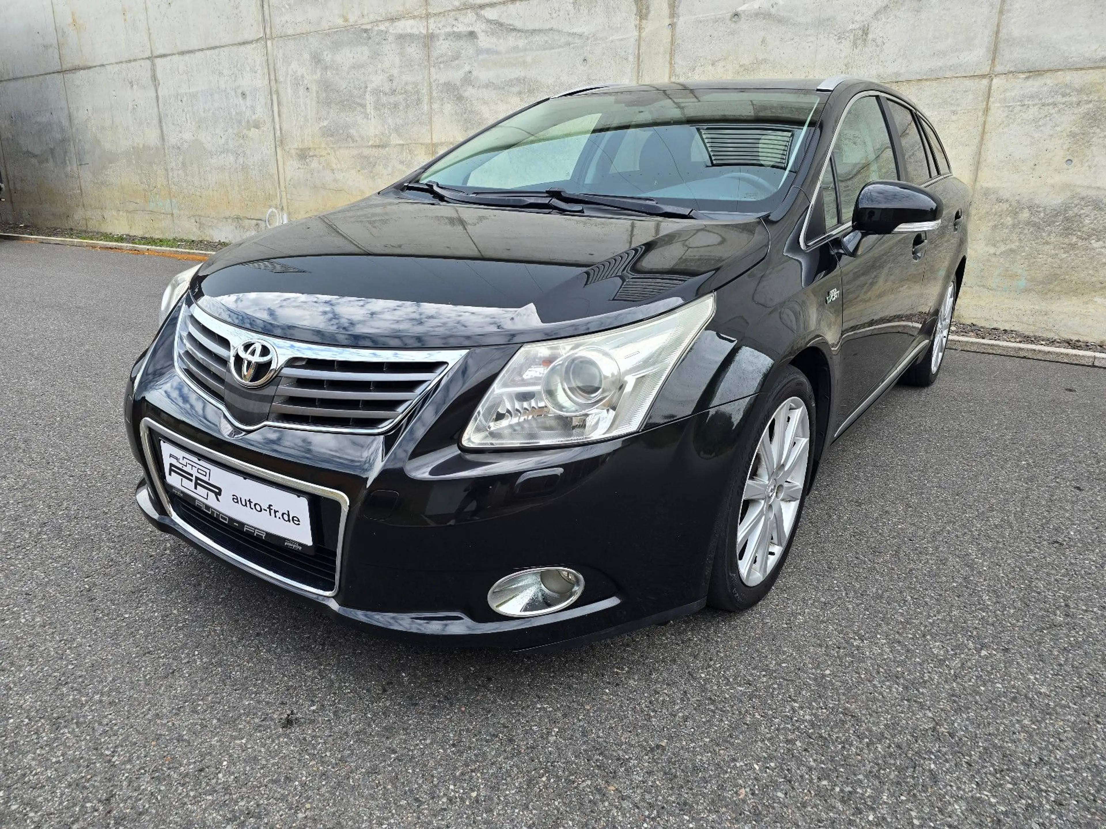 Toyota Avensis Kombi 2.2 D-4D 150PS Pano Leder Xenon — photo 3