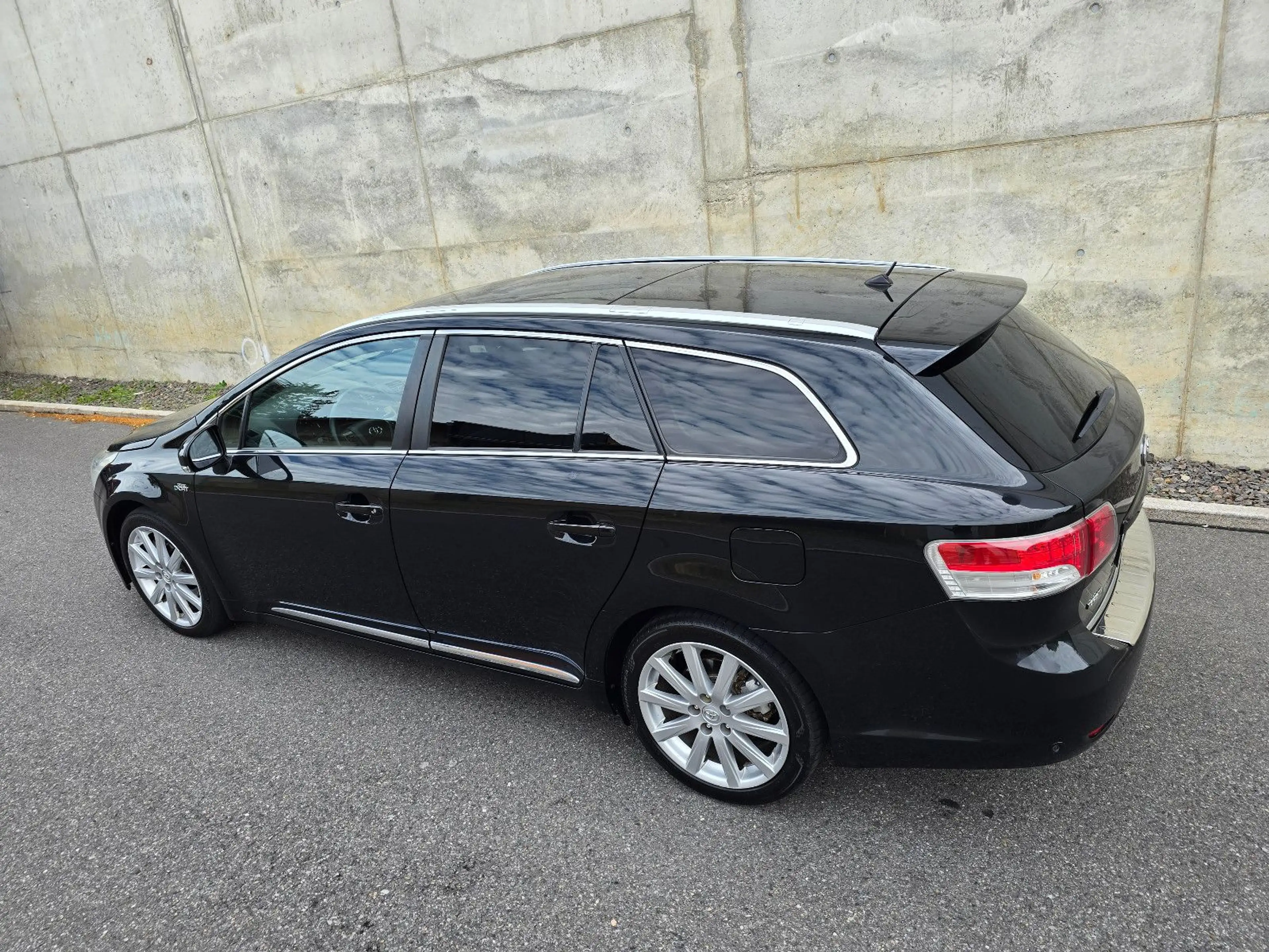 Toyota Avensis Kombi 2.2 D-4D 150PS Pano Leder Xenon — photo 11