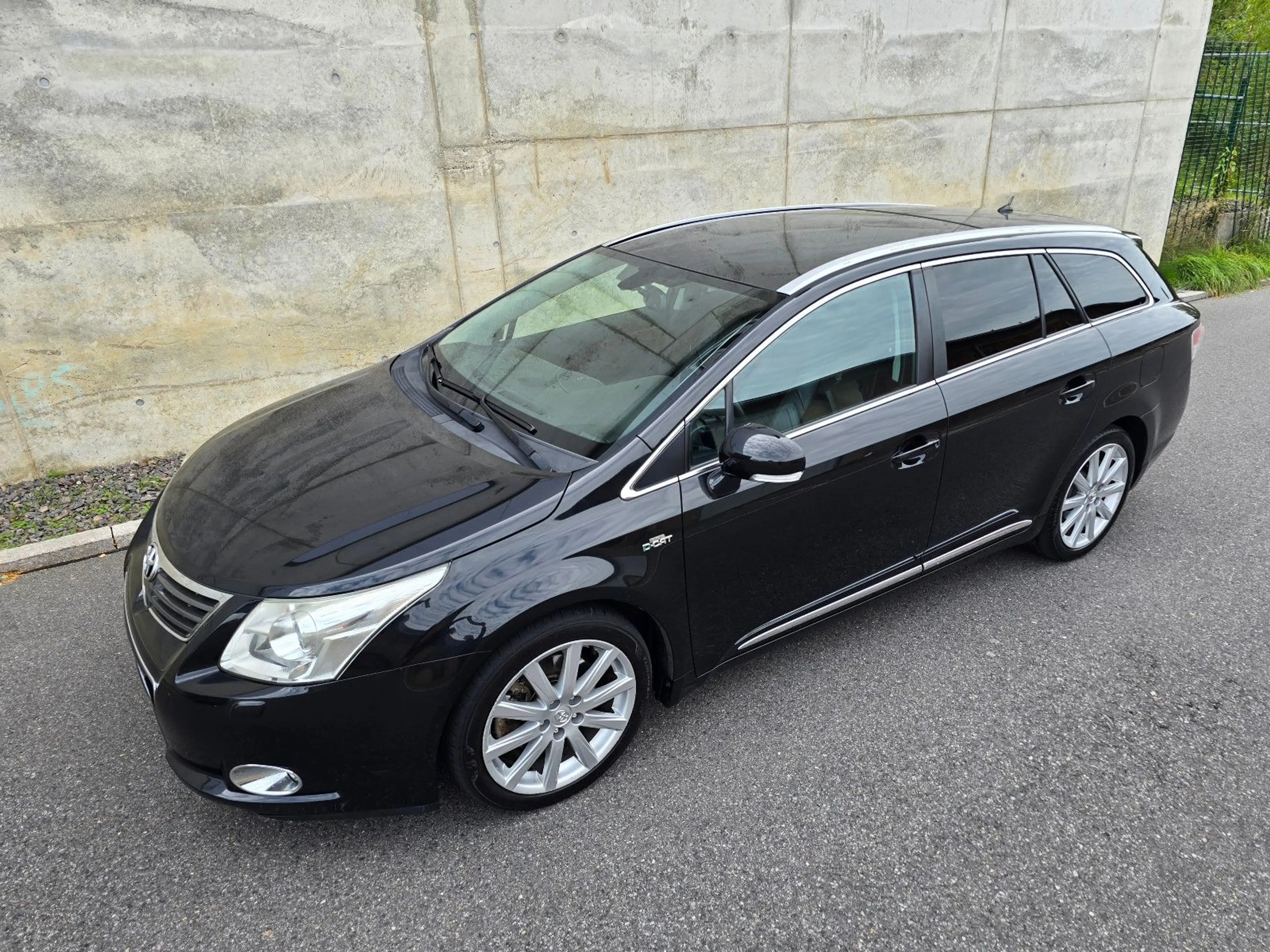 Toyota Avensis Kombi 2.2 D-4D 150PS Pano Leder Xenon — photo 6