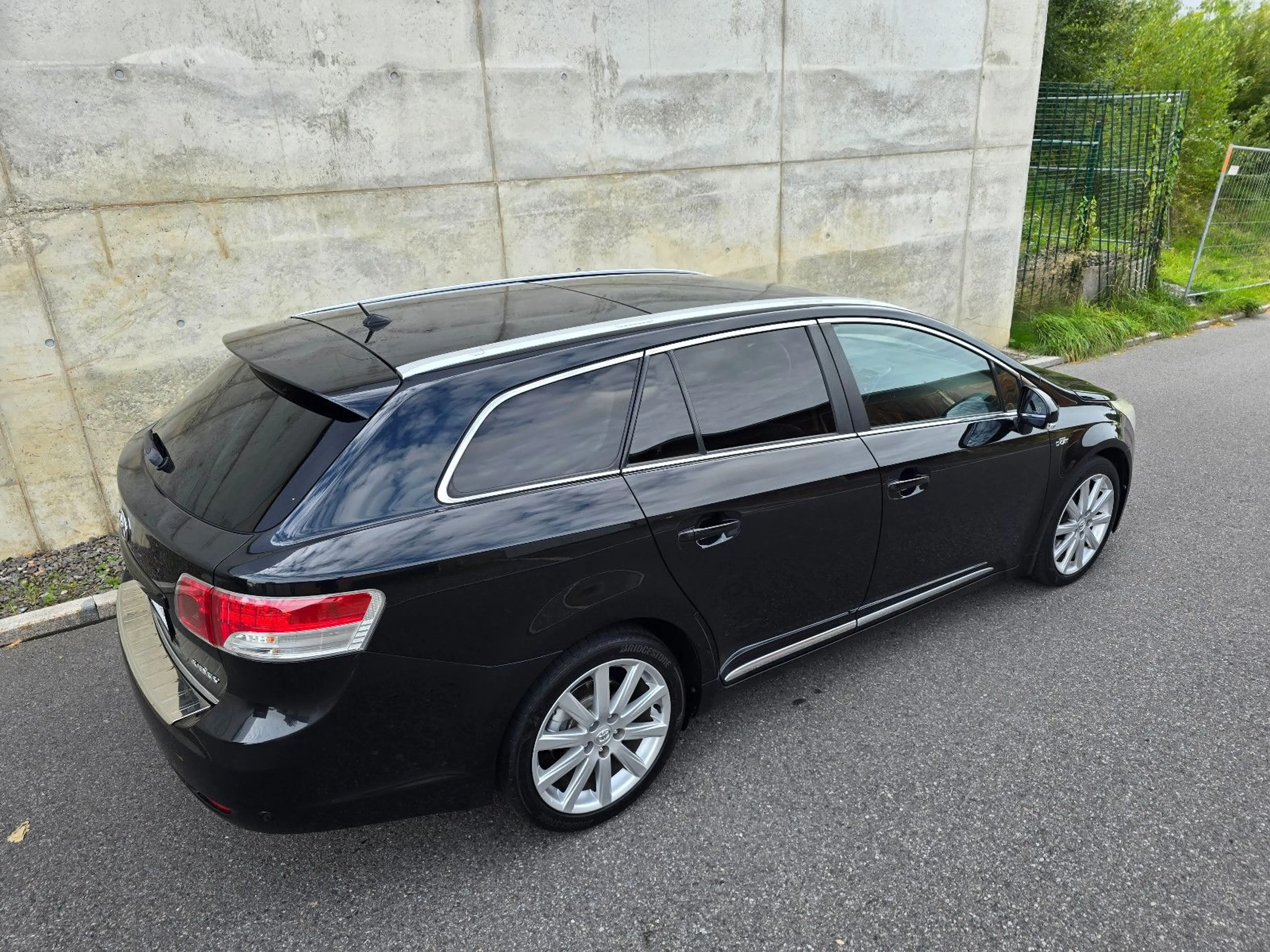 Toyota Avensis Kombi 2.2 D-4D 150PS Pano Leder Xenon — photo 12