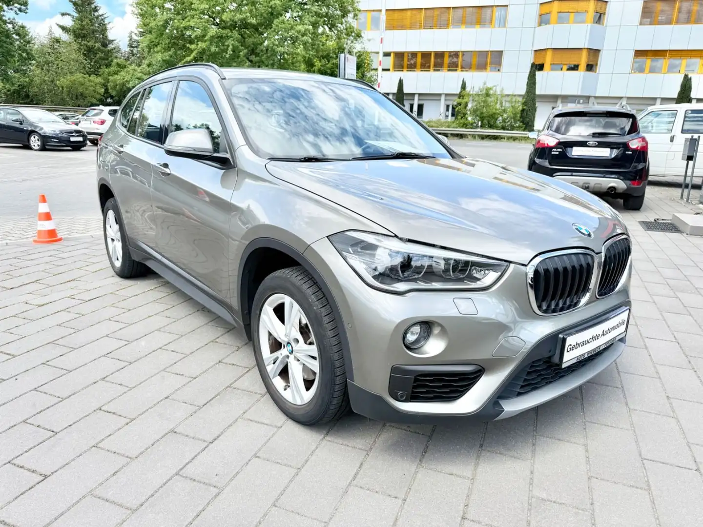 BMW X1 sDrive 18 i Advantage,Navi,LED,Sitzheizung, Silber - 2