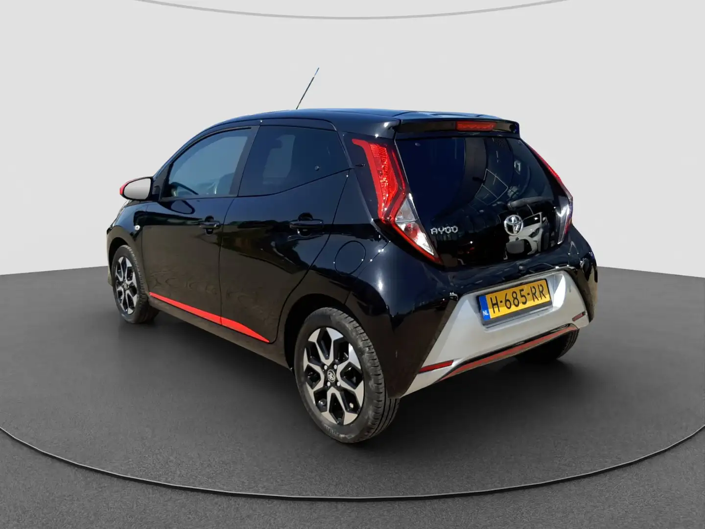 Toyota Aygo 1.0 VVT-i x-joy | Automaat | Camera | LM Velgen | Negro - 2