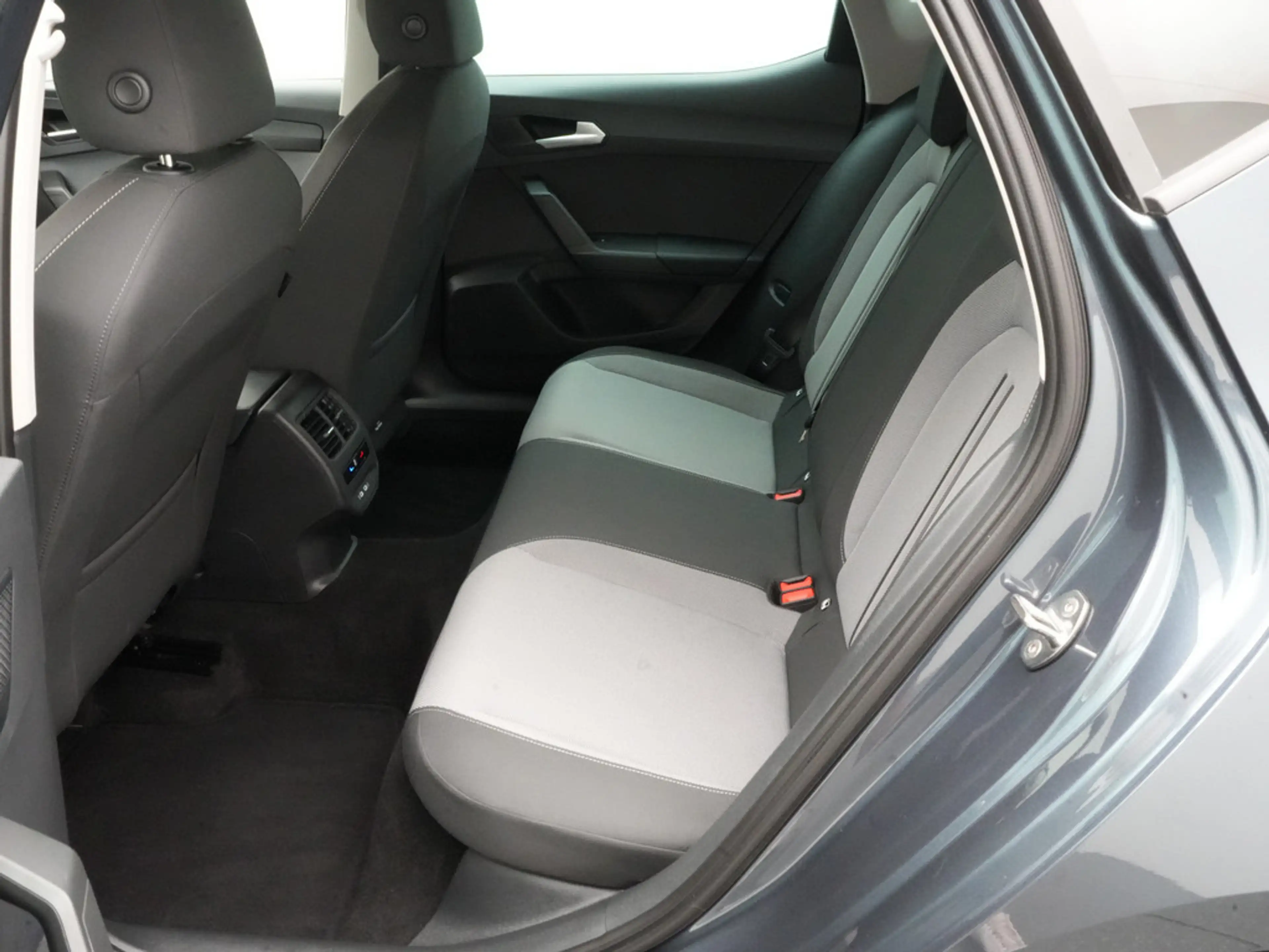 SEAT Leon Style ACC KAM SHZ LED PDC KLIMA KEYLESS — photo 13