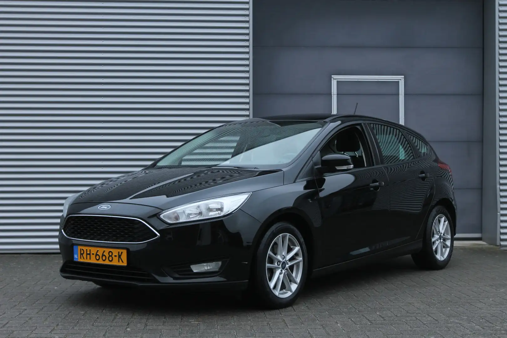 Ford Focus 1.0 Lease Edition I Airco I Carplay I PDC I Cruise Schwarz - 1
