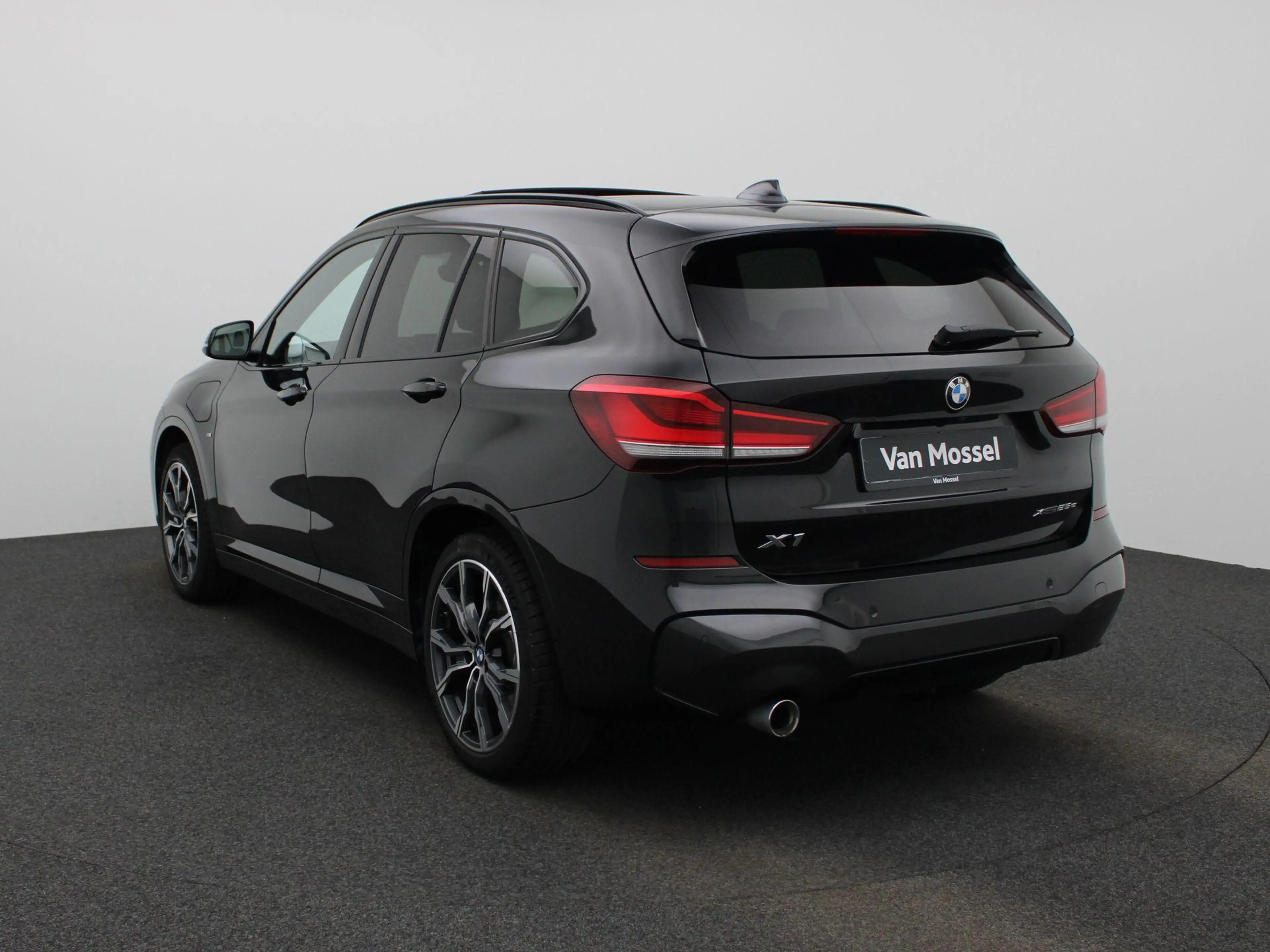 BMW X1 xDrive25e (162 kW) — photo 2