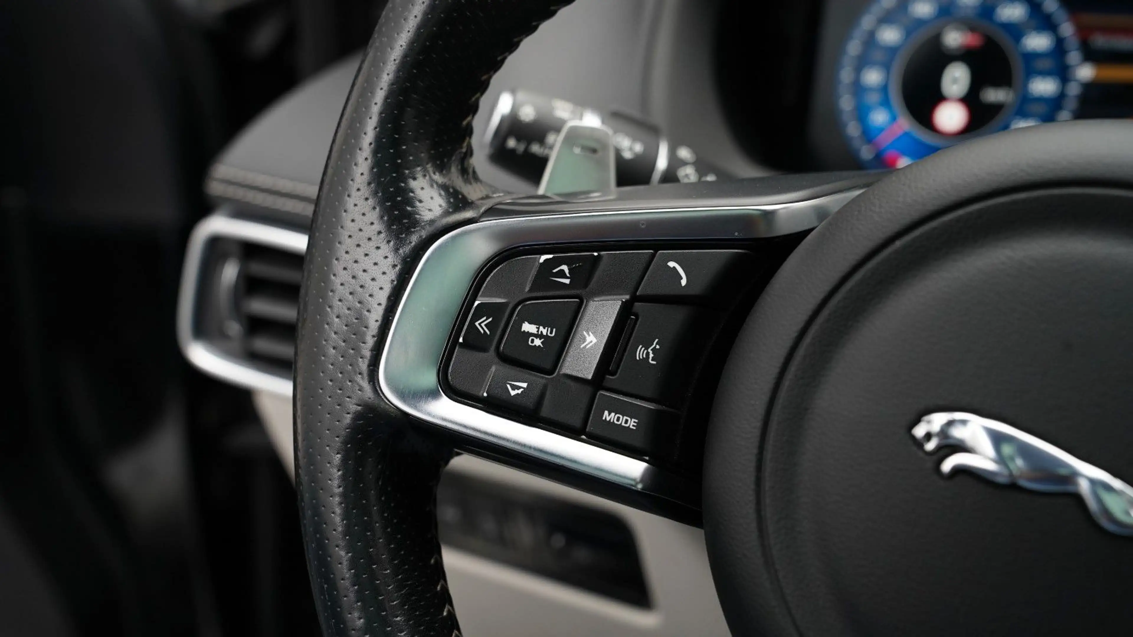 Jaguar F-Pace SVR AWD 5.0 V8  *BLACK-PACK*AHK*PANO* — photo 12