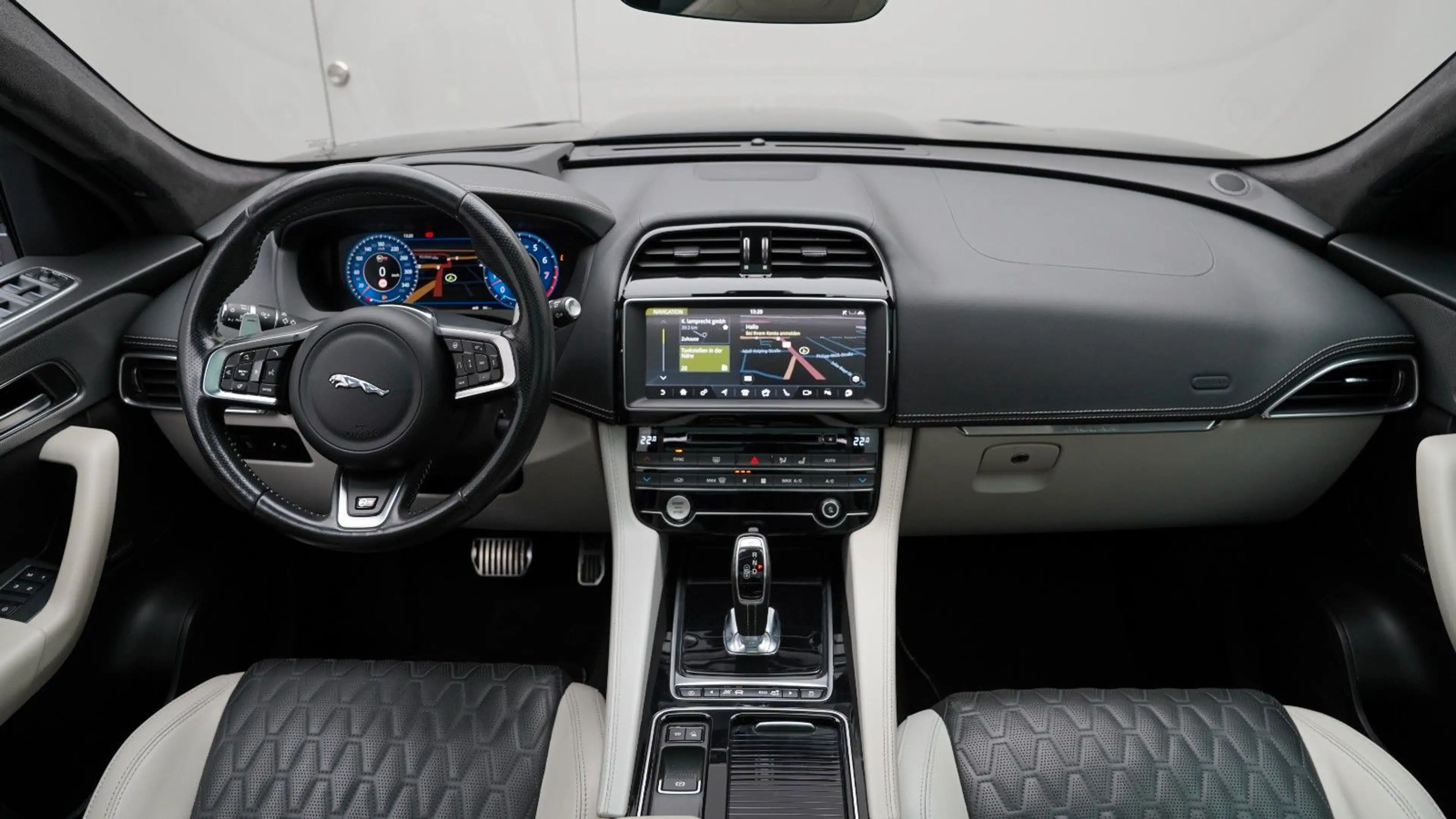 Jaguar F-Pace SVR AWD 5.0 V8  *BLACK-PACK*AHK*PANO* — photo 9