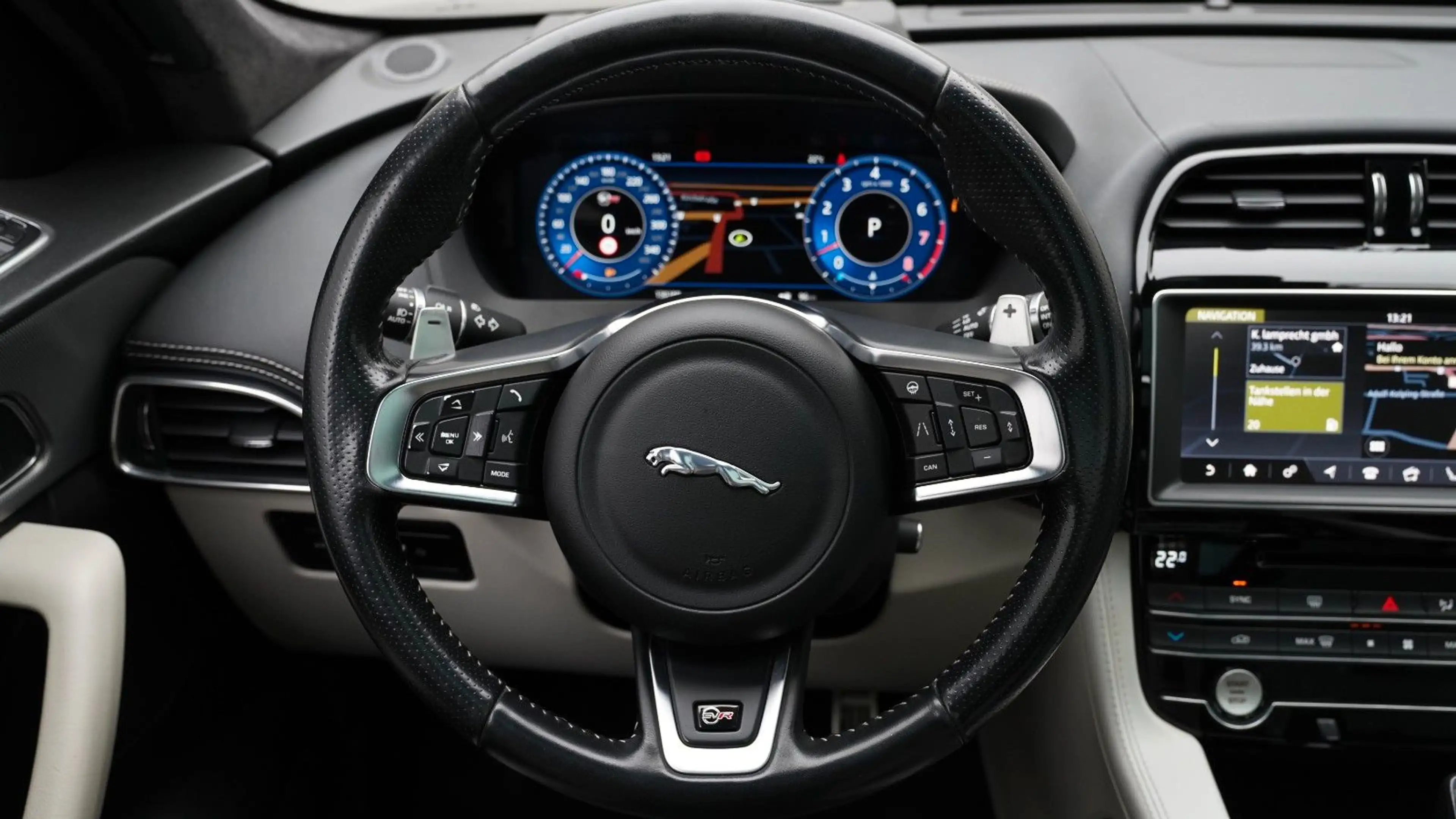 Jaguar F-Pace SVR AWD 5.0 V8  *BLACK-PACK*AHK*PANO* — photo 11