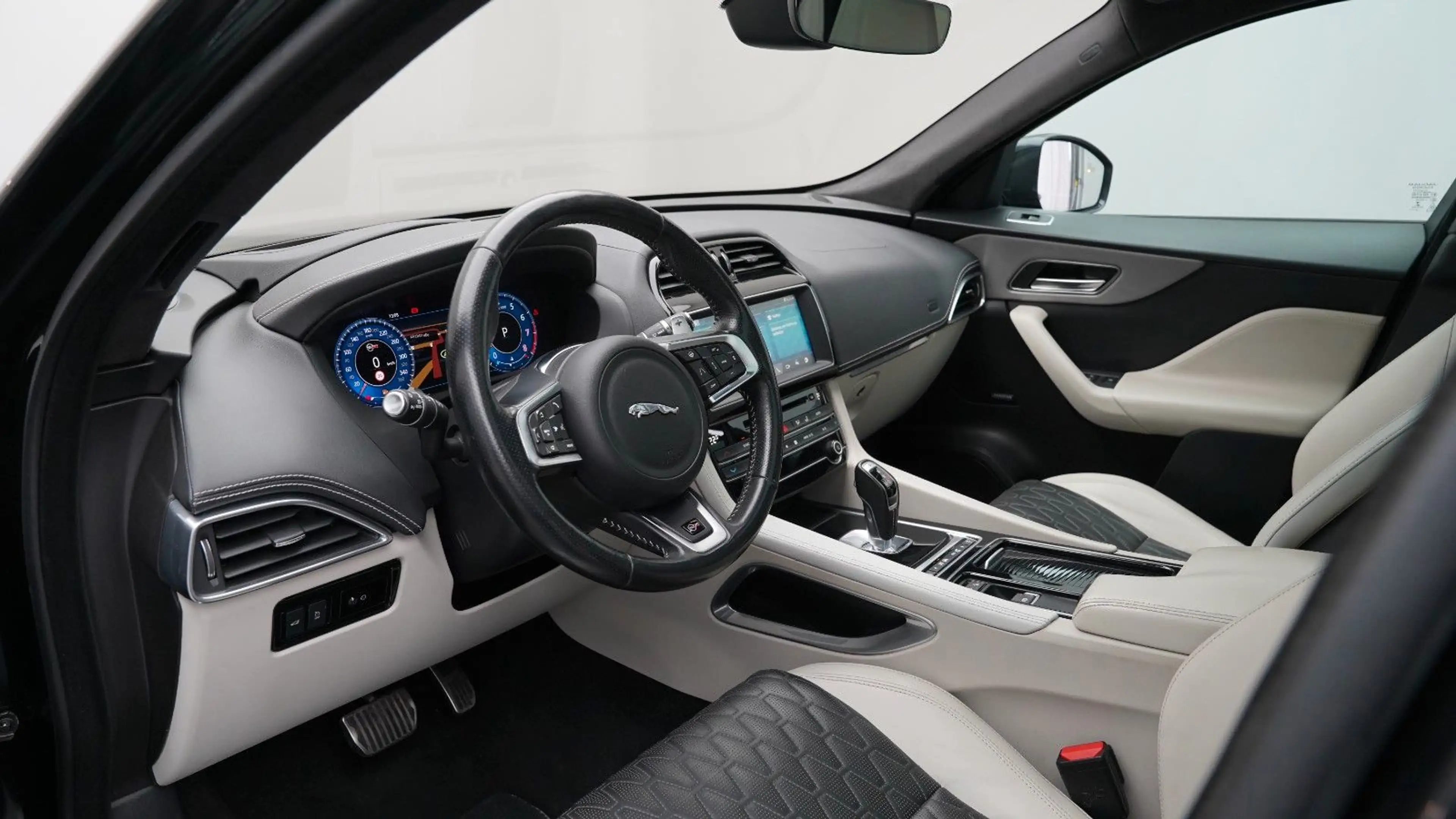 Jaguar F-Pace SVR AWD 5.0 V8  *BLACK-PACK*AHK*PANO* — photo 8