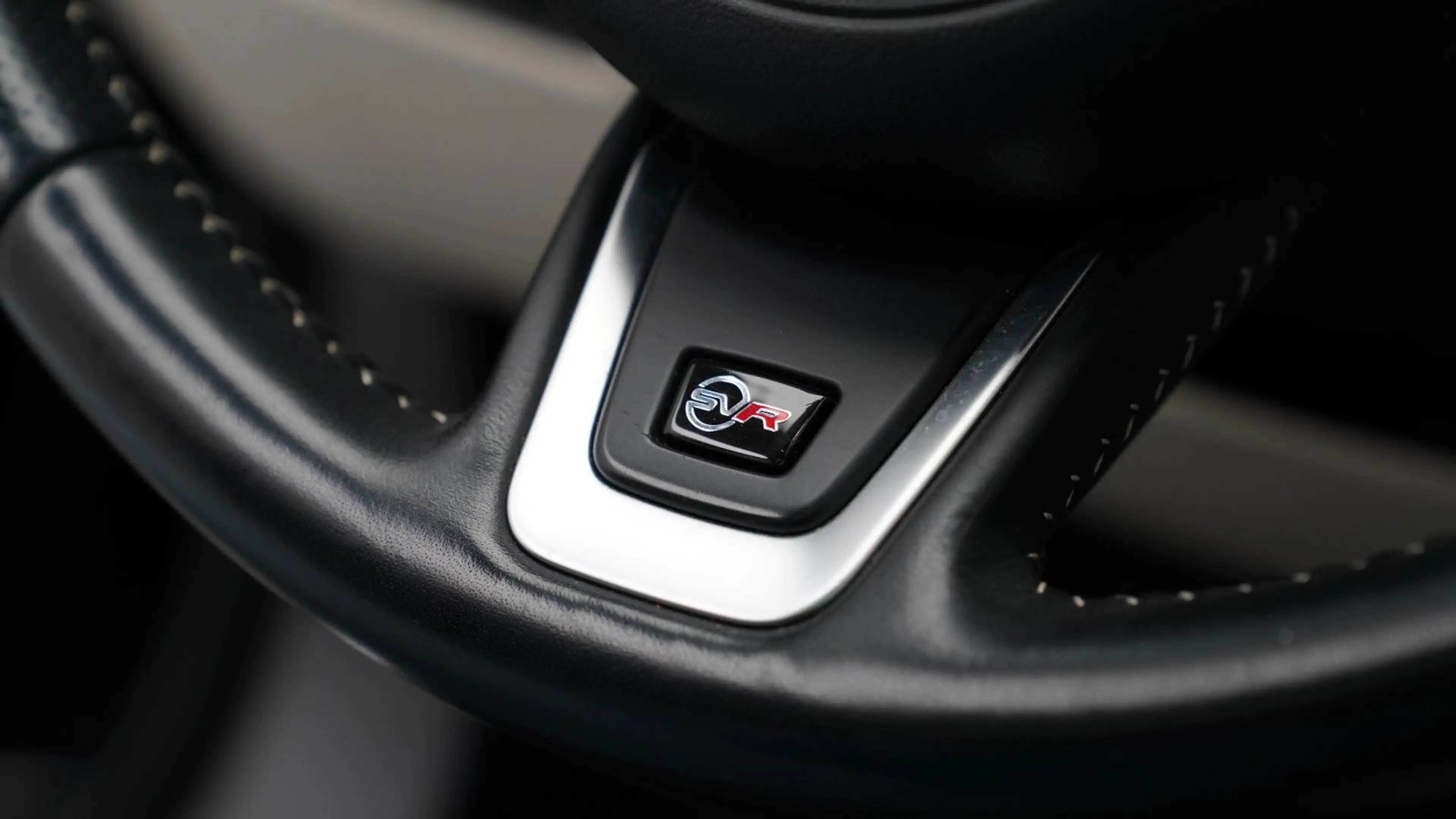 Jaguar F-Pace SVR AWD 5.0 V8  *BLACK-PACK*AHK*PANO* — photo 14
