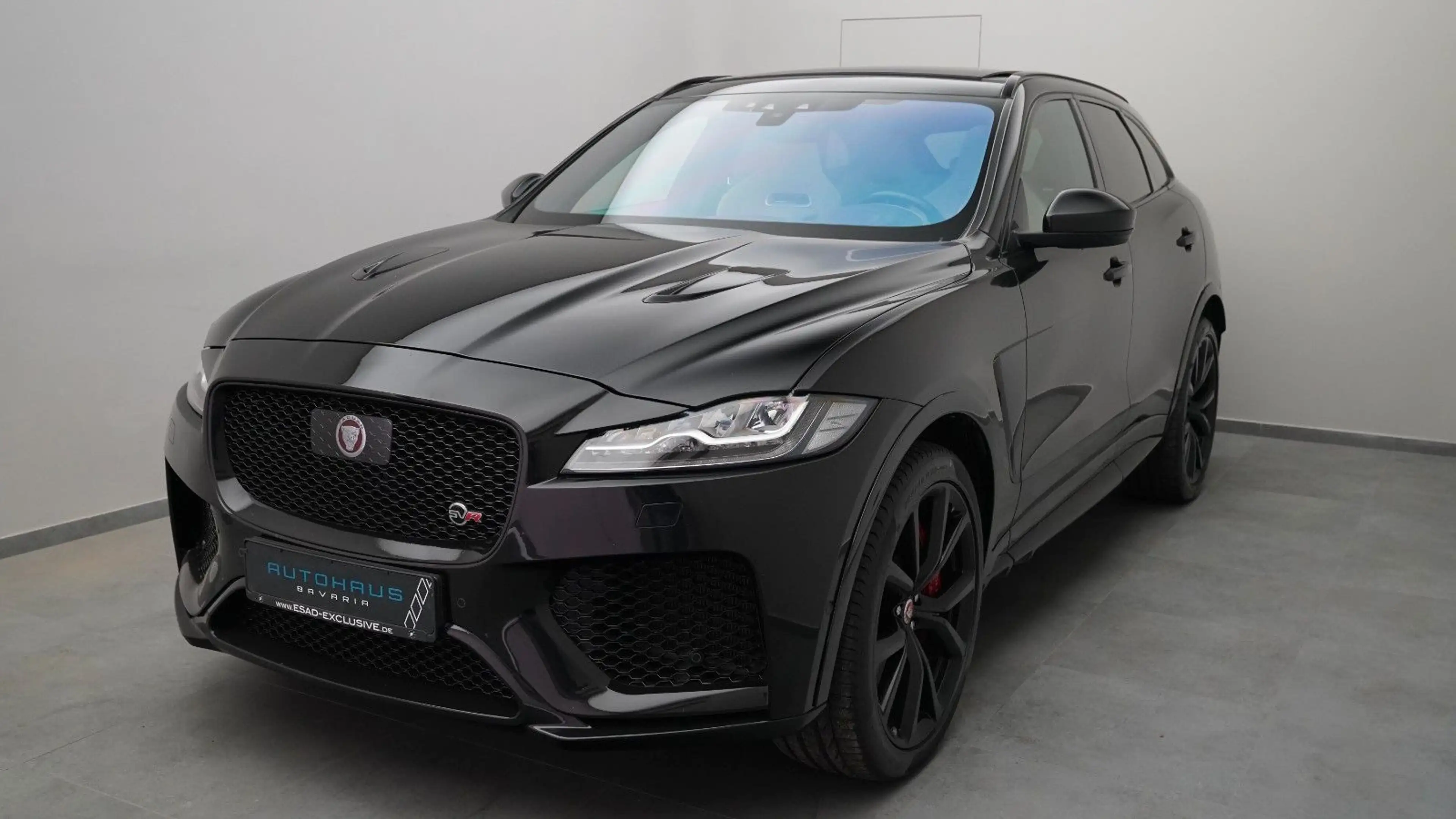Jaguar F-Pace SVR AWD 5.0 V8  *BLACK-PACK*AHK*PANO* — photo 2