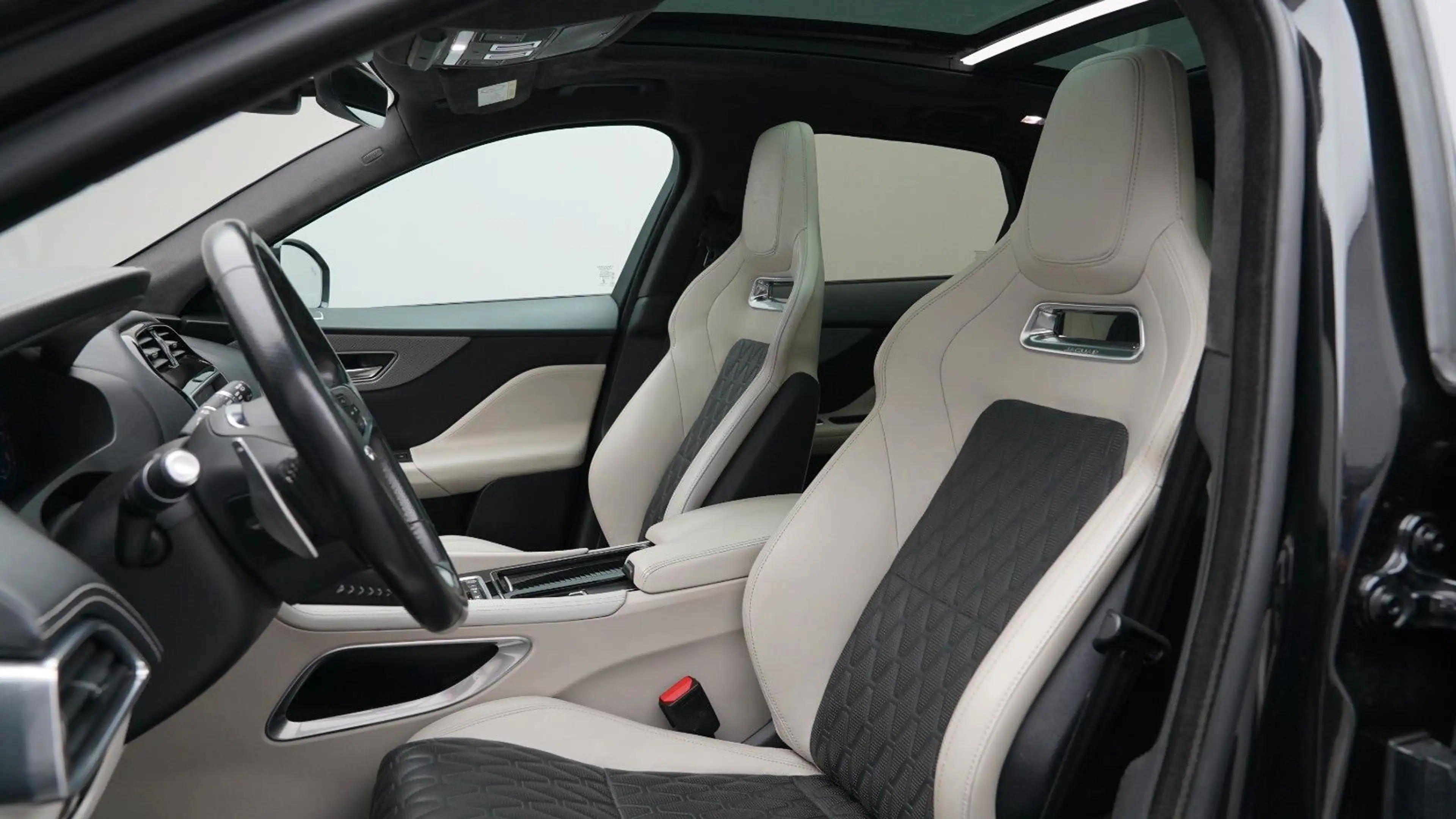 Jaguar F-Pace SVR AWD 5.0 V8  *BLACK-PACK*AHK*PANO* — photo 10