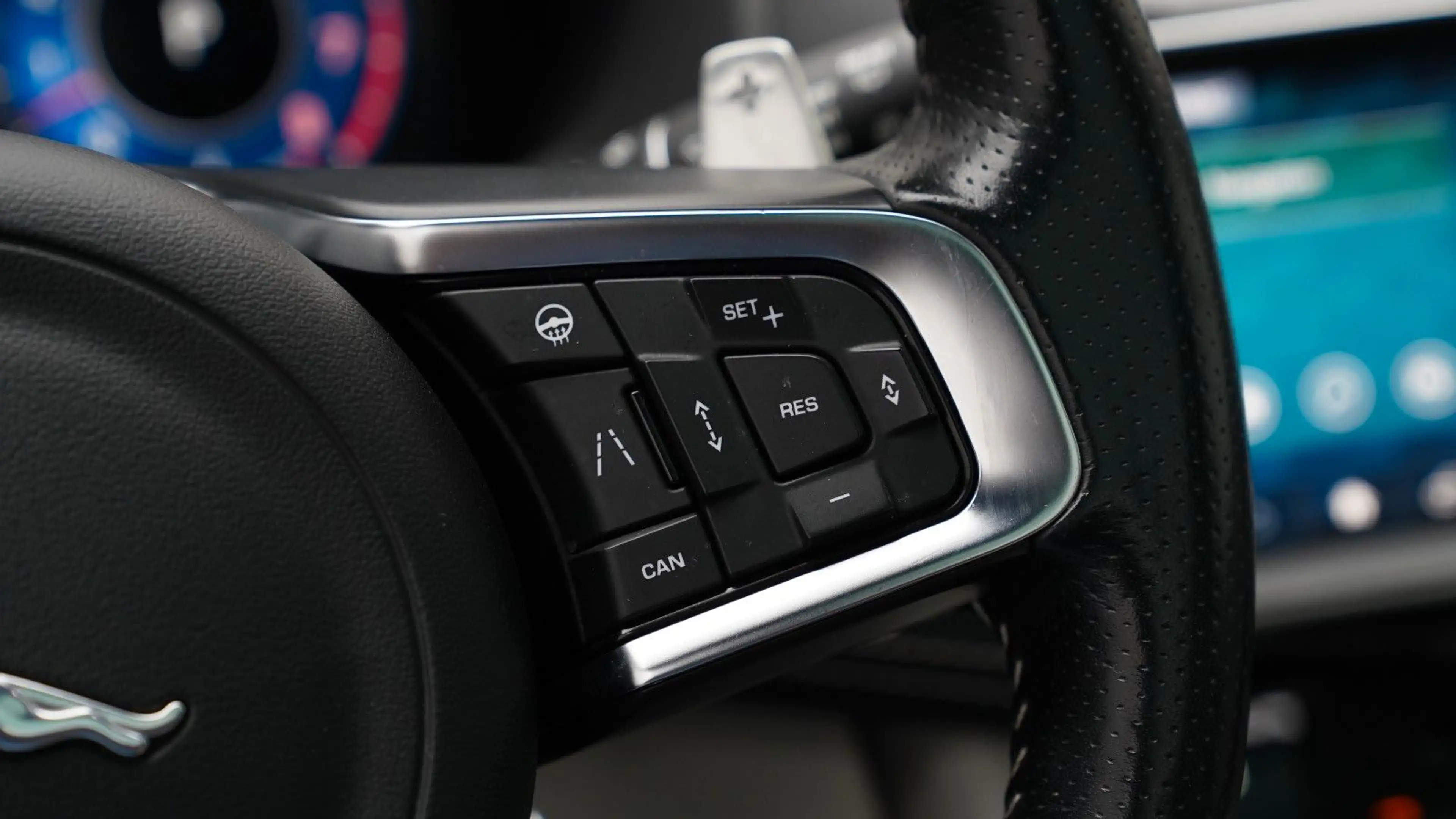 Jaguar F-Pace SVR AWD 5.0 V8  *BLACK-PACK*AHK*PANO* — photo 13