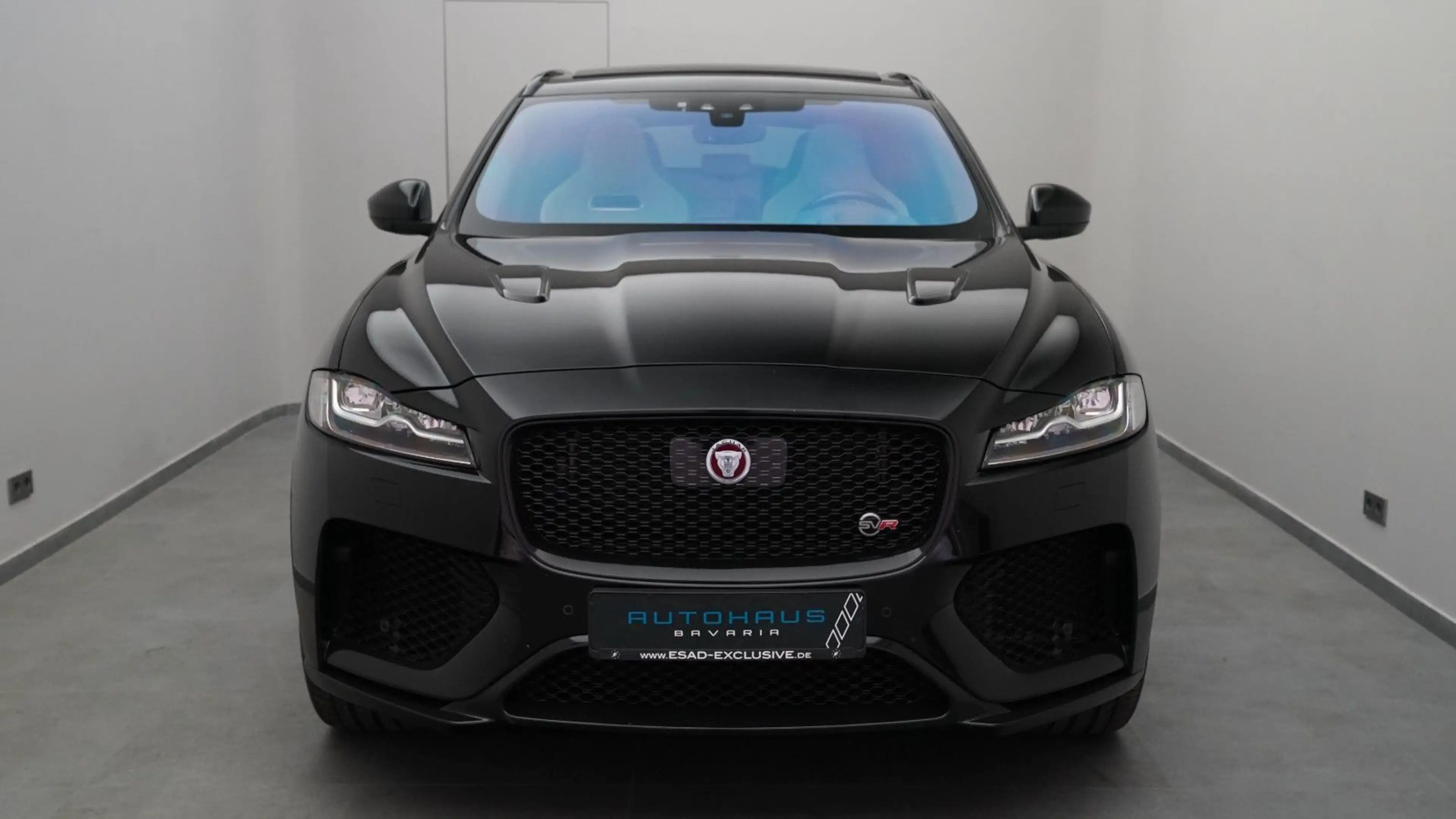 Jaguar F-Pace SVR AWD 5.0 V8  *BLACK-PACK*AHK*PANO* — photo 3
