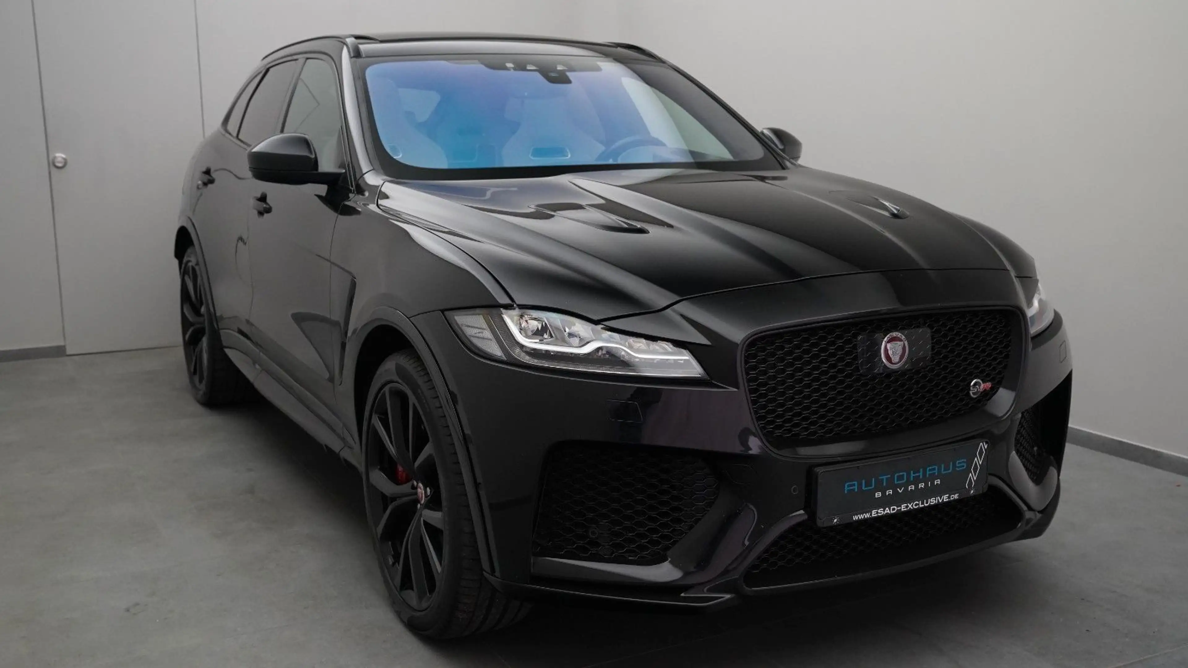 Jaguar F-Pace SVR AWD 5.0 V8  *BLACK-PACK*AHK*PANO* — photo 4