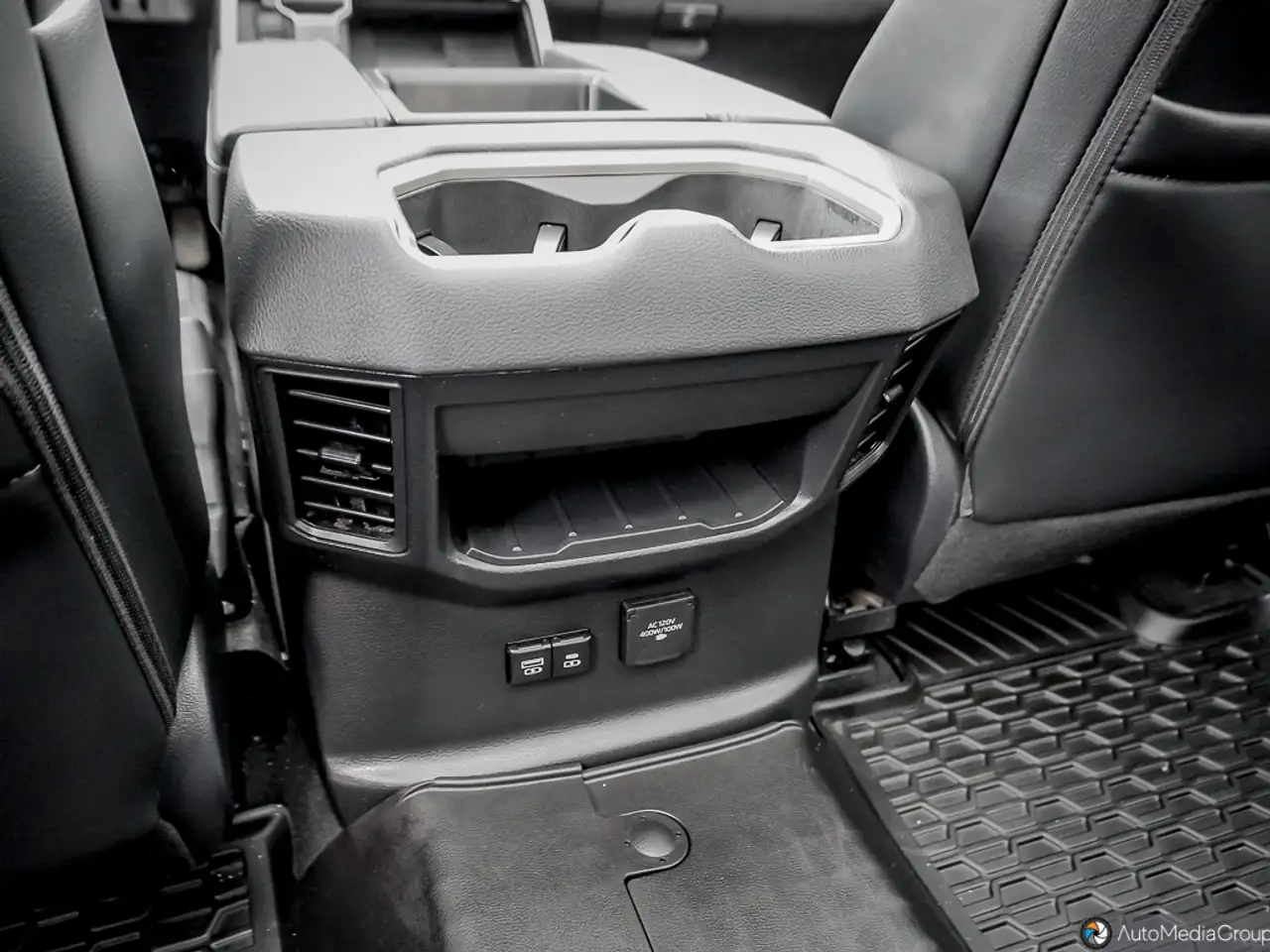 Toyota Tundra снимка Toyota Tundra