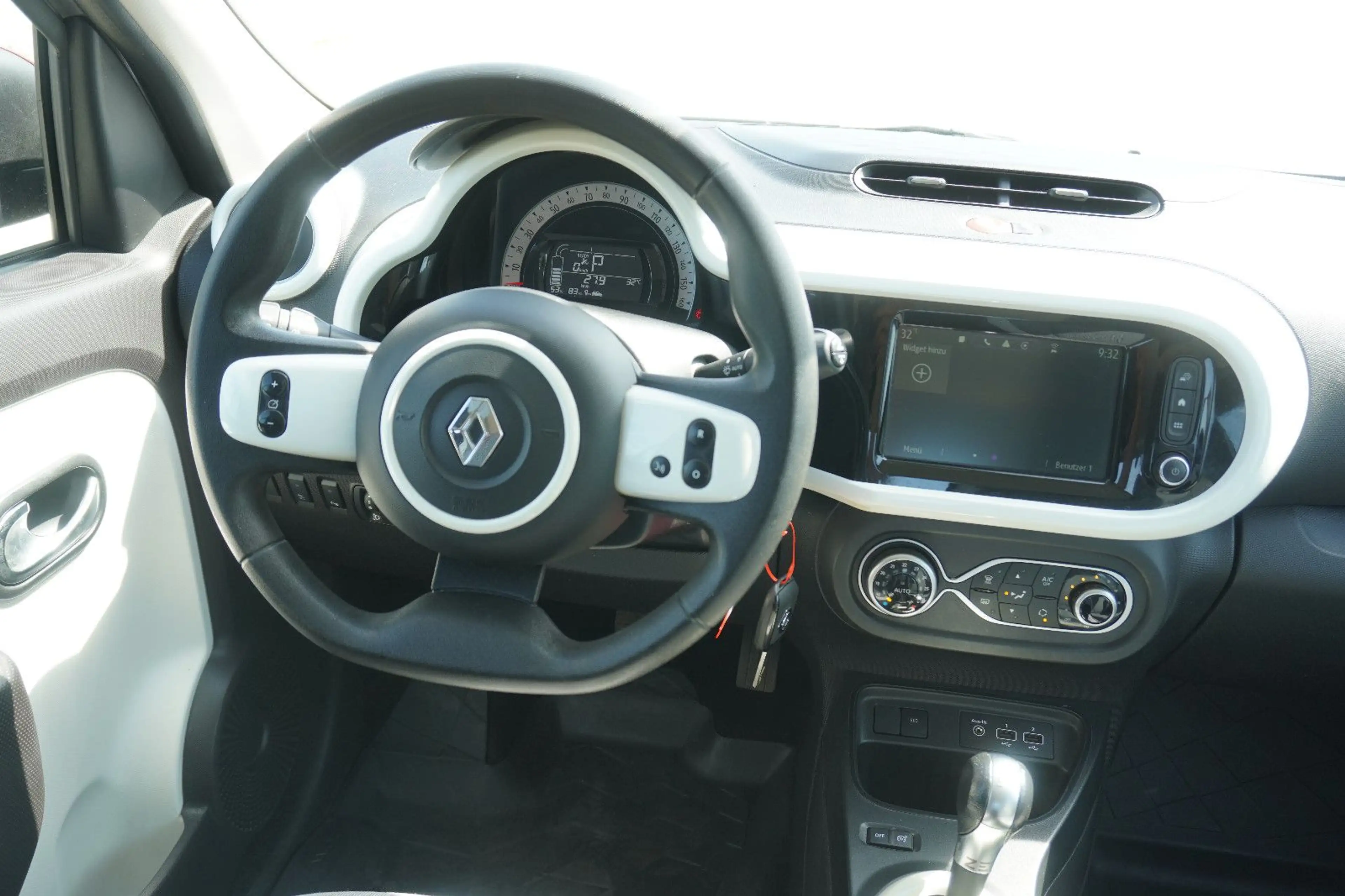 Renault Twingo Zen Electric Sitzhzg Tempo CAM 1.Hand 92% — photo 9