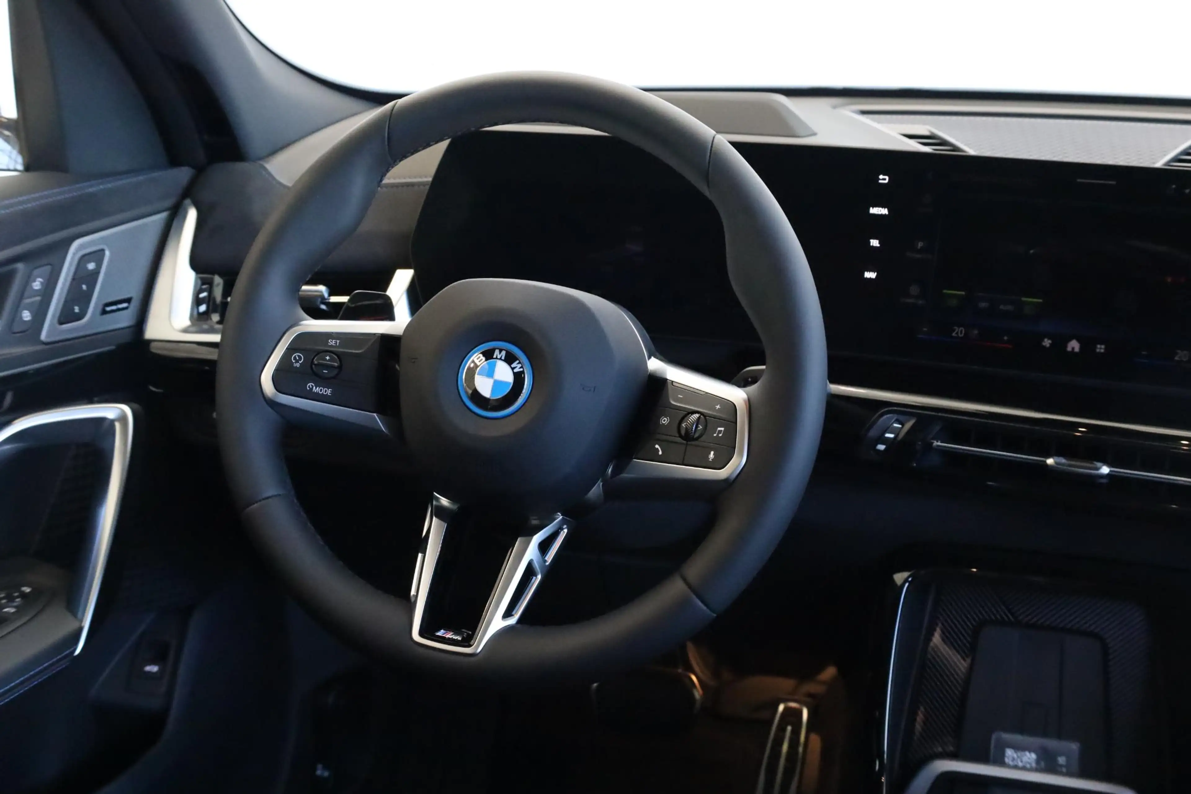 BMW iX2 eDrive20 | M Sport Pro | Panoramadak | Harman/Kard — photo 11