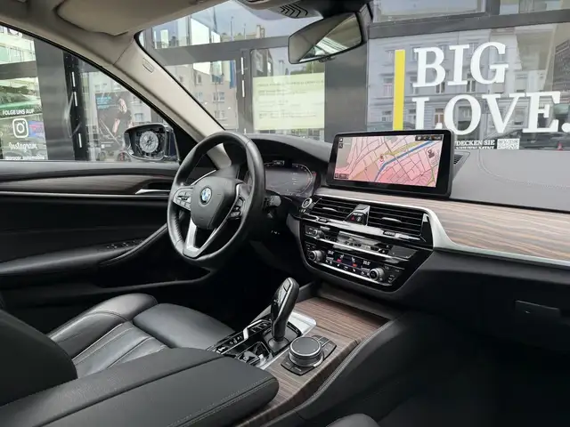 BMW 5 Series view 13