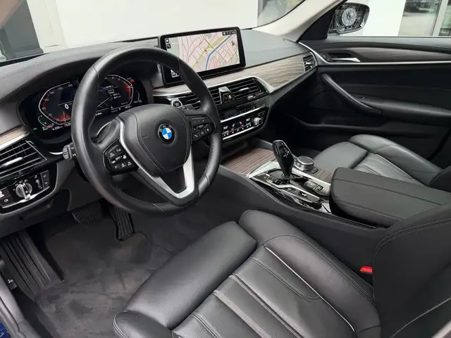 BMW 5 Series view 10