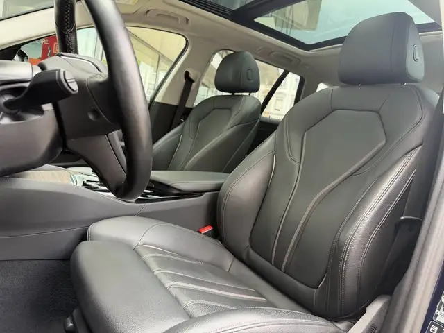 BMW 5 Series view 11